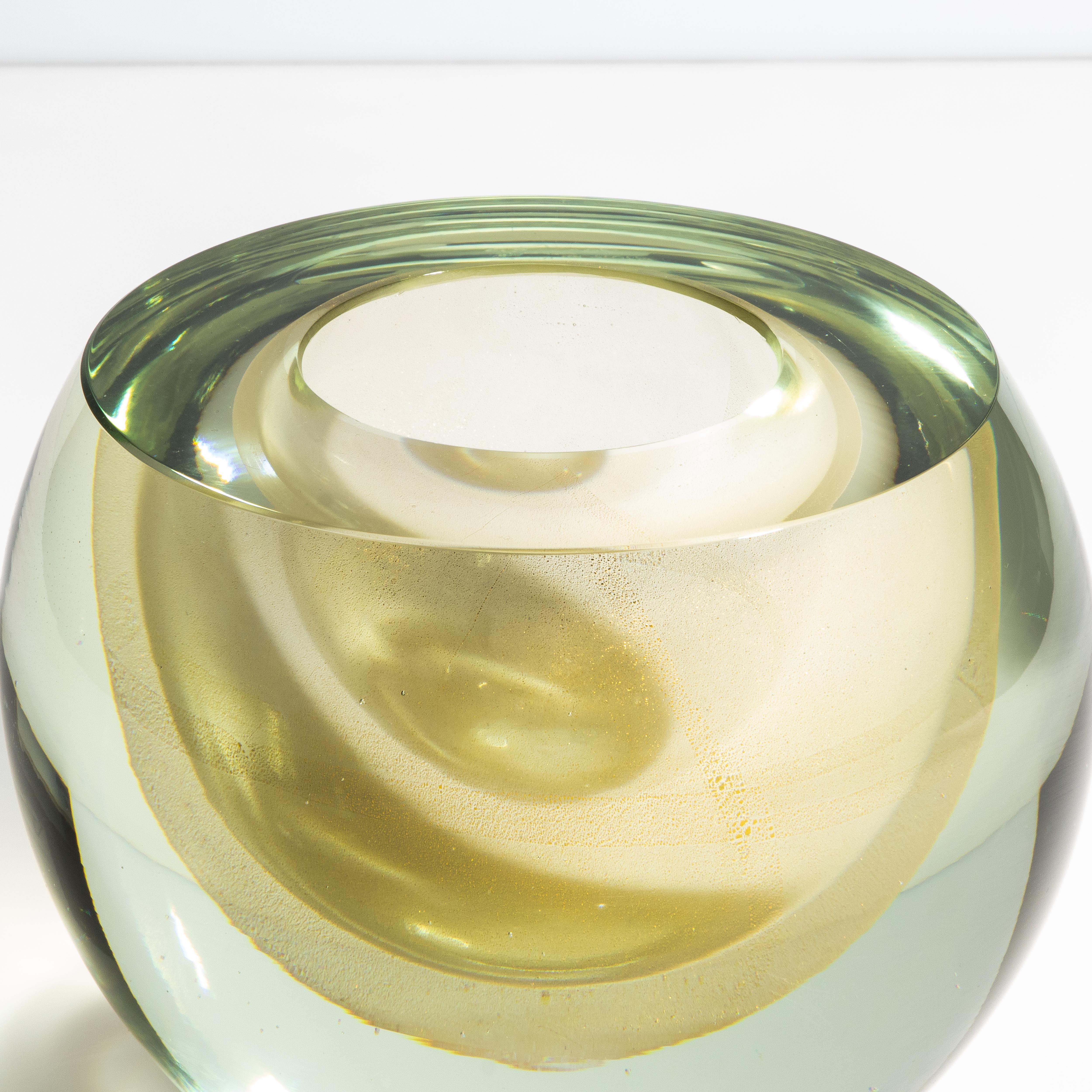 Italiano Vaso a sfera di Murano soffiato a mano, trasparente e con scaglie d'oro a 24 carati, grande in vendita