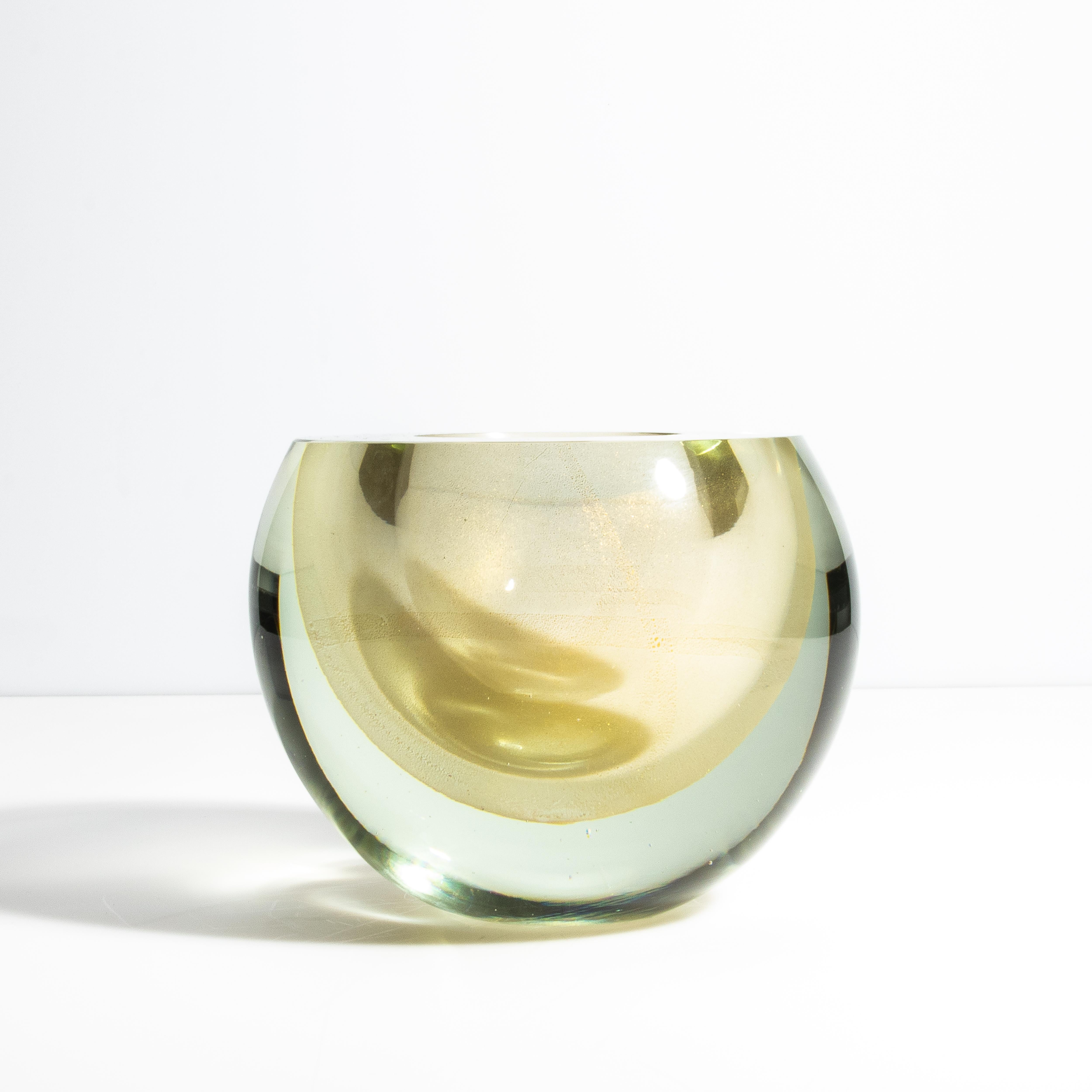 Fatto a mano Vaso a sfera di Murano soffiato a mano, trasparente e con scaglie d'oro a 24 carati, grande in vendita