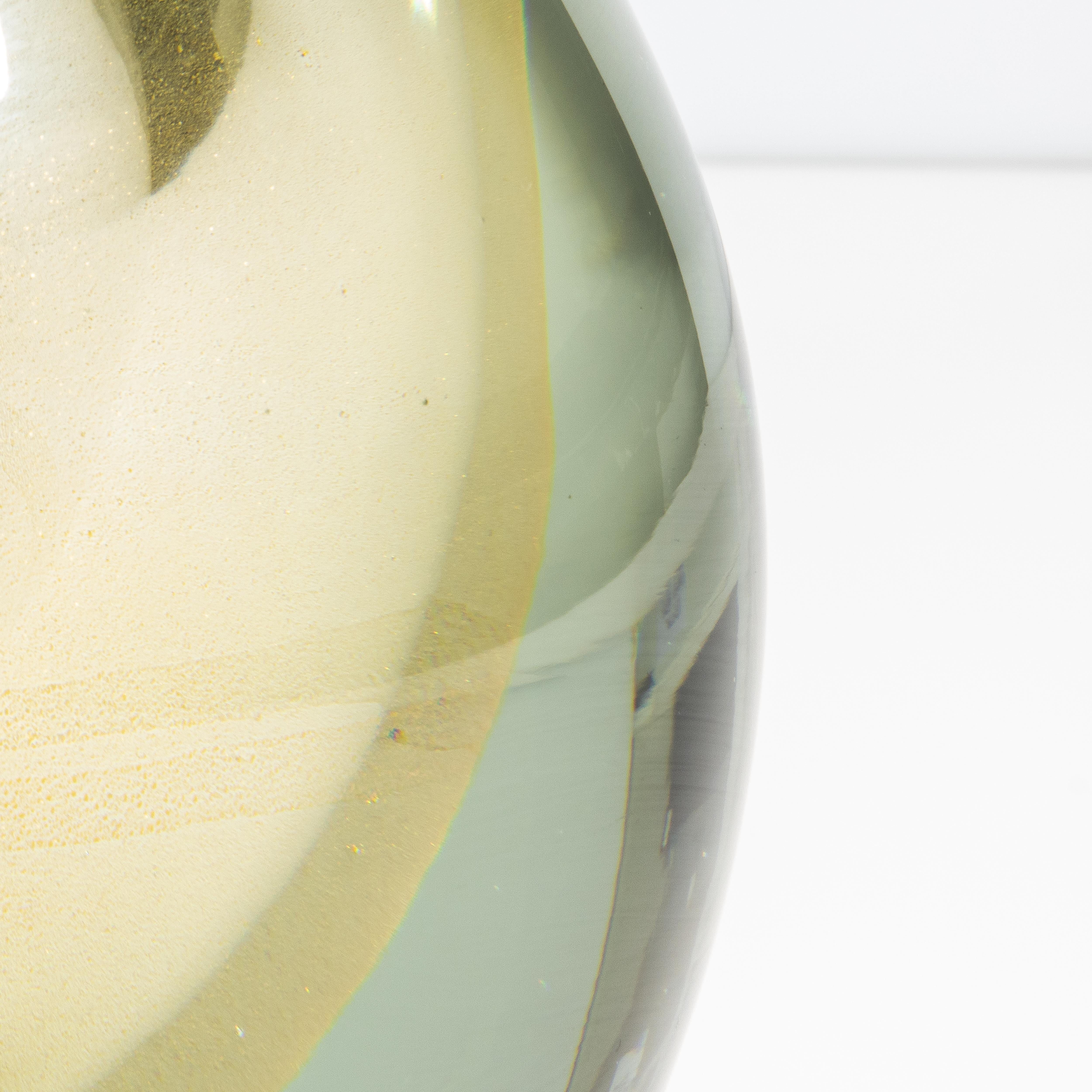 XXI secolo e contemporaneo Vaso a sfera di Murano soffiato a mano, trasparente e con scaglie d'oro a 24 carati, grande in vendita