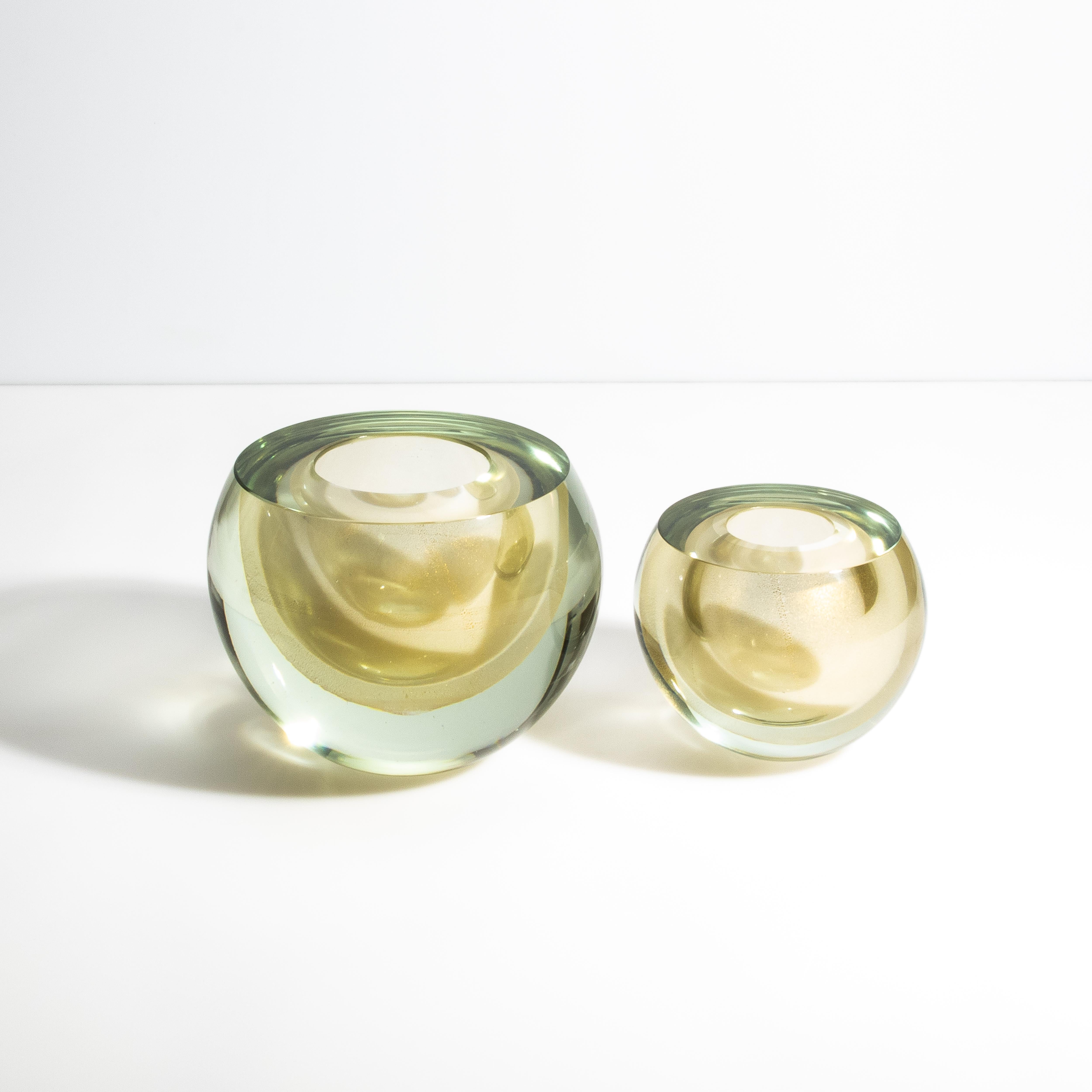 Vetro di Murano Vaso a sfera di Murano soffiato a mano, trasparente e con scaglie d'oro a 24 carati, grande in vendita