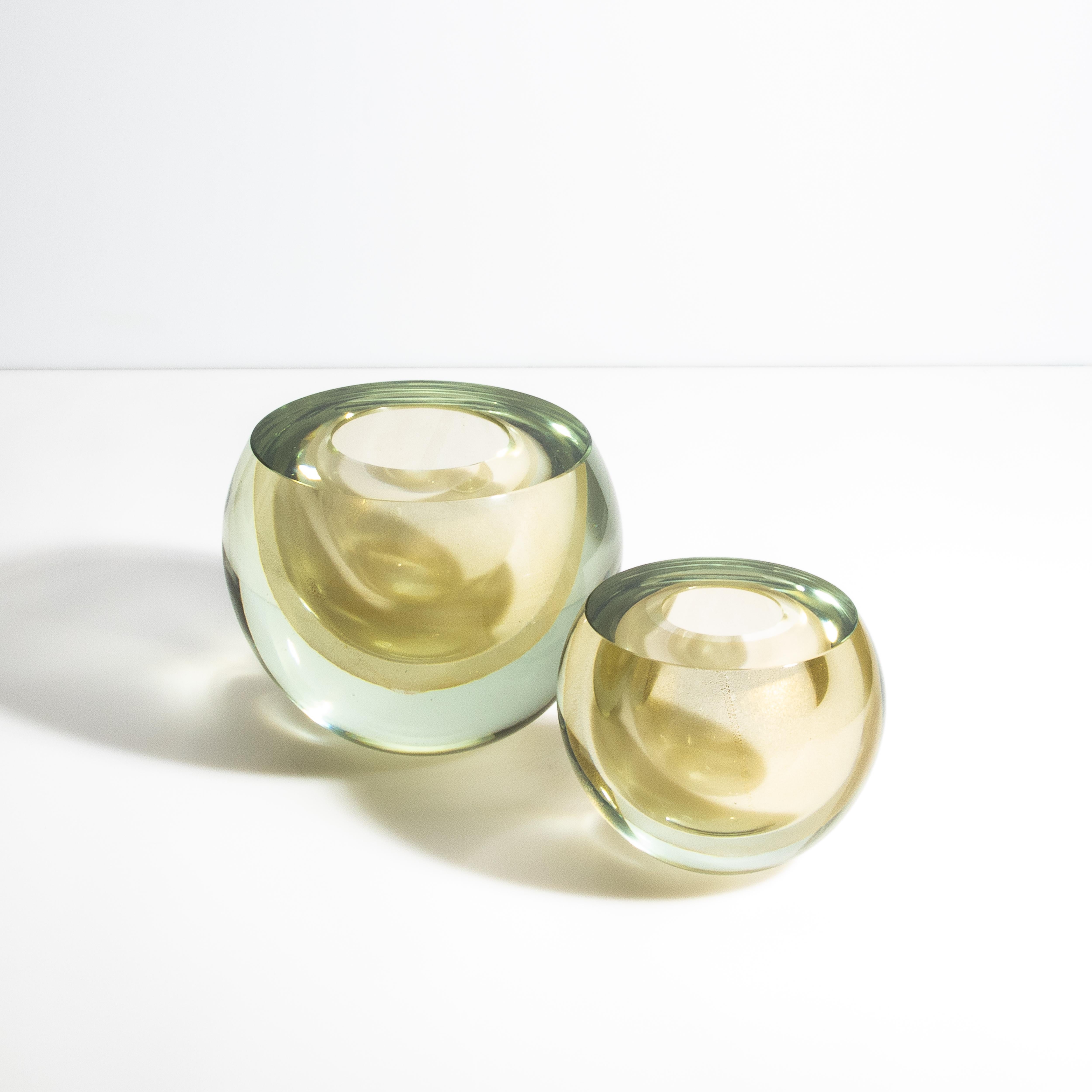 Vaso a sfera di Murano soffiato a mano, trasparente e con scaglie d'oro a 24 carati, grande in vendita 1