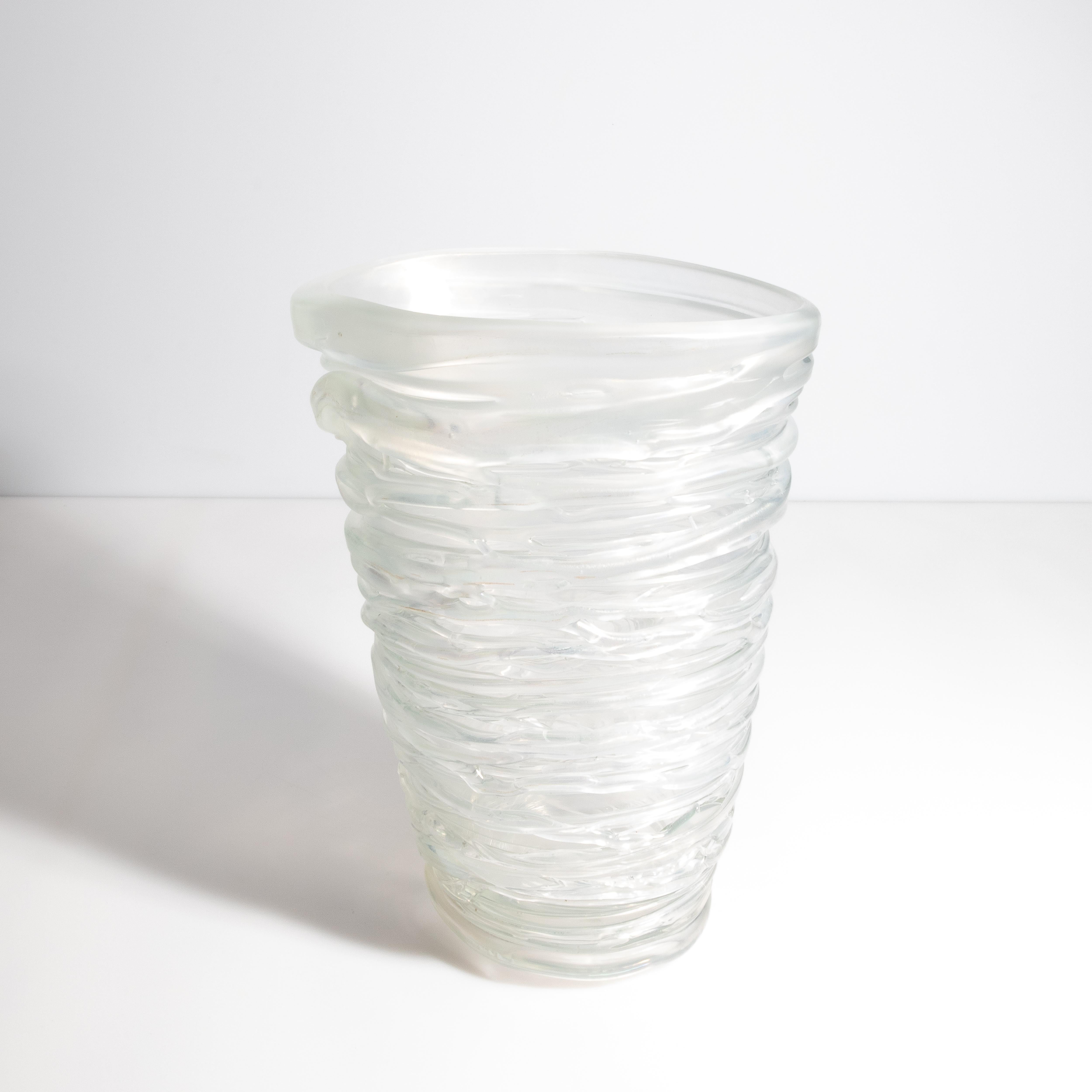 Ce vase exquis est un chef-d'œuvre de design contemporain, incarnant l'élégance intemporelle de l'artisanat du verre de Murano. Chaque vase est méticuleusement soufflé à la main par des artisans qualifiés, ce qui en fait une pièce unique. La