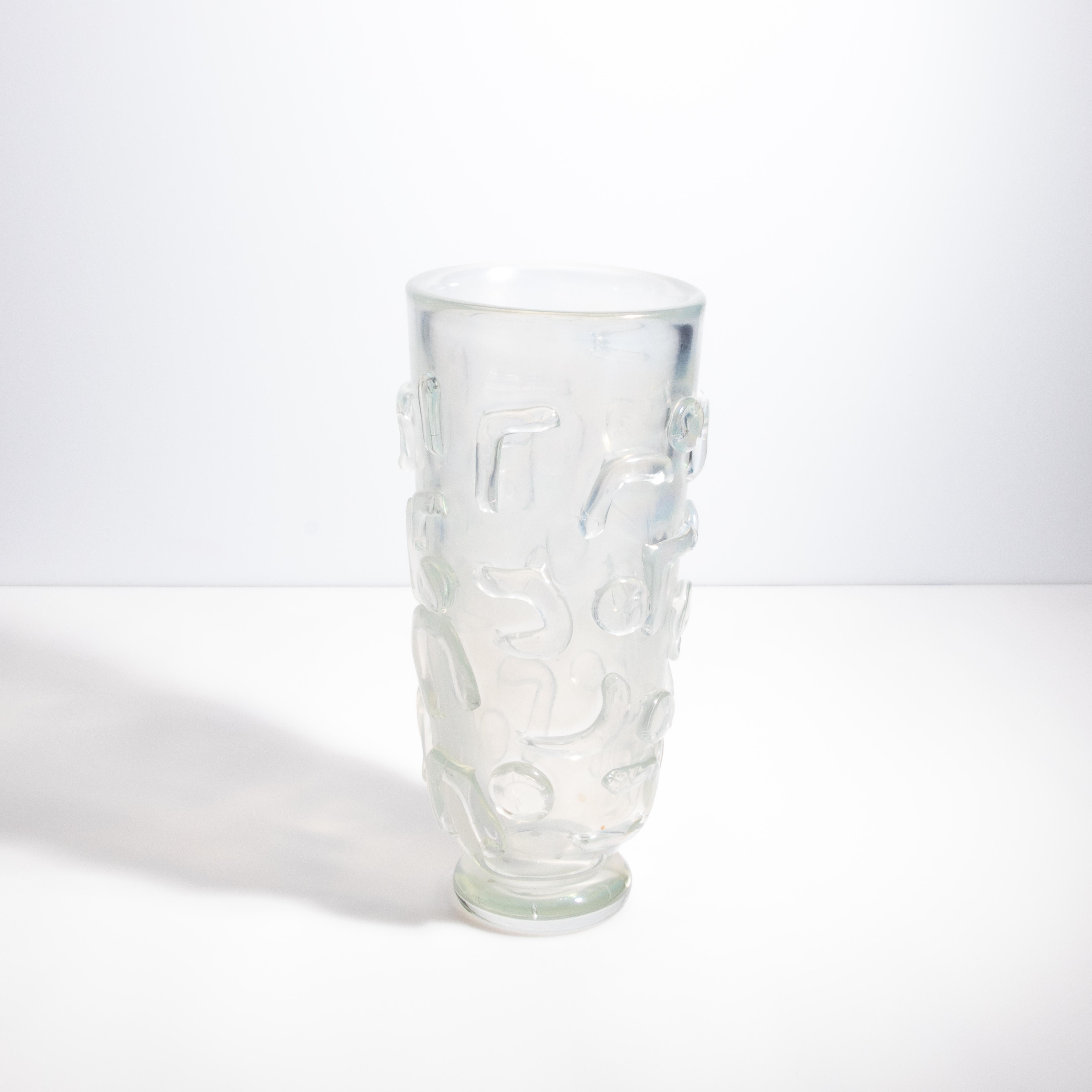 Ce vase est un chef-d'œuvre sophistiqué de l'art du verre de Murano. Fabriqué à la main en Italie, ce vase présente une base en verre opale nuageux unique, avec du verre clair accrocheur soufflé habilement sur sa surface. La combinaison de