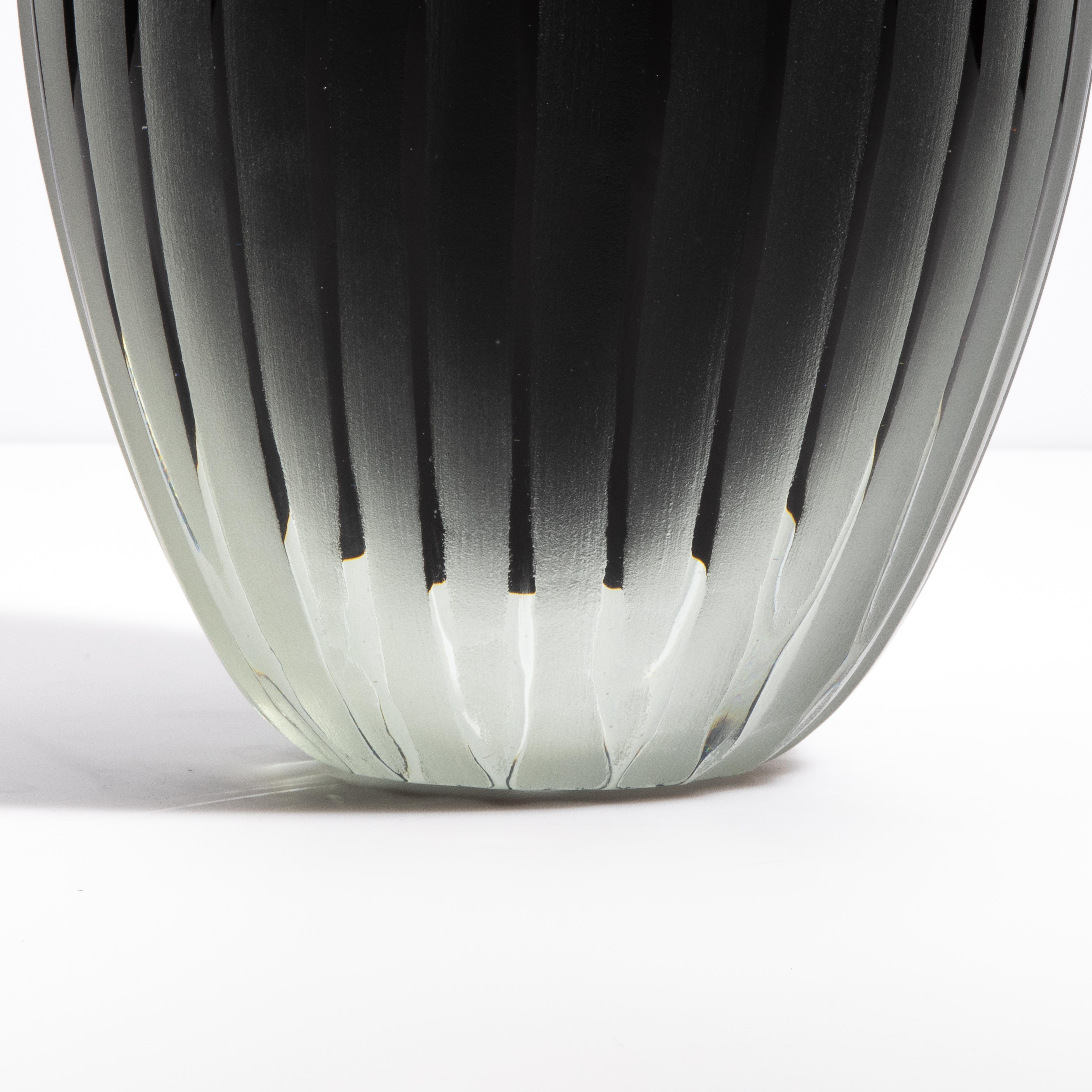 Intagliato a mano Vaso Supreme di Murano soffiato a mano in nero in vendita