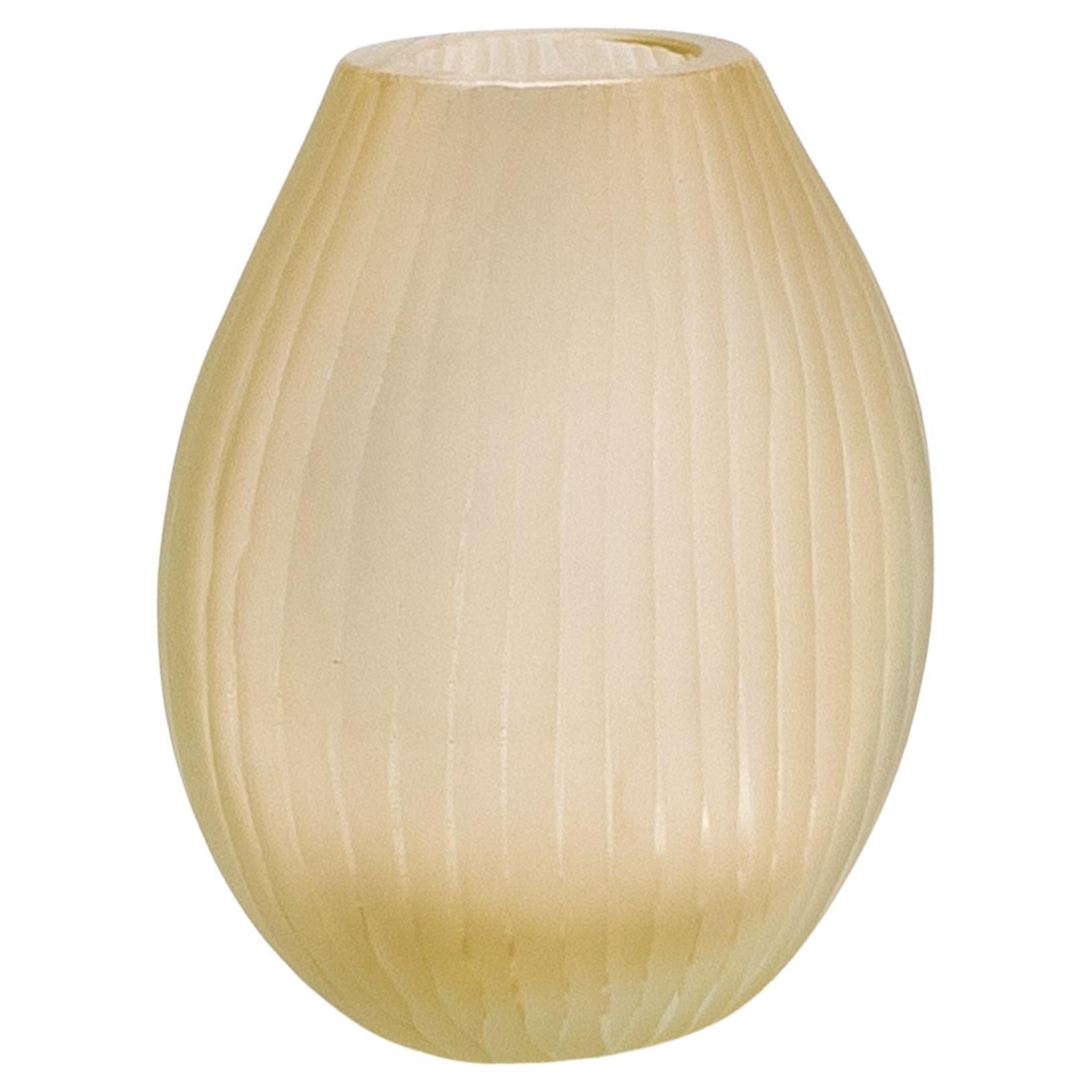Il Vaso Supremo di Murano soffiato a mano, trasparente con macchie d'oro a 24 carati, è un capolavoro radioso del design italiano, che unisce un'eleganza senza tempo a una straordinaria maestria artigianale. Questo vaso di grandi dimensioni presenta