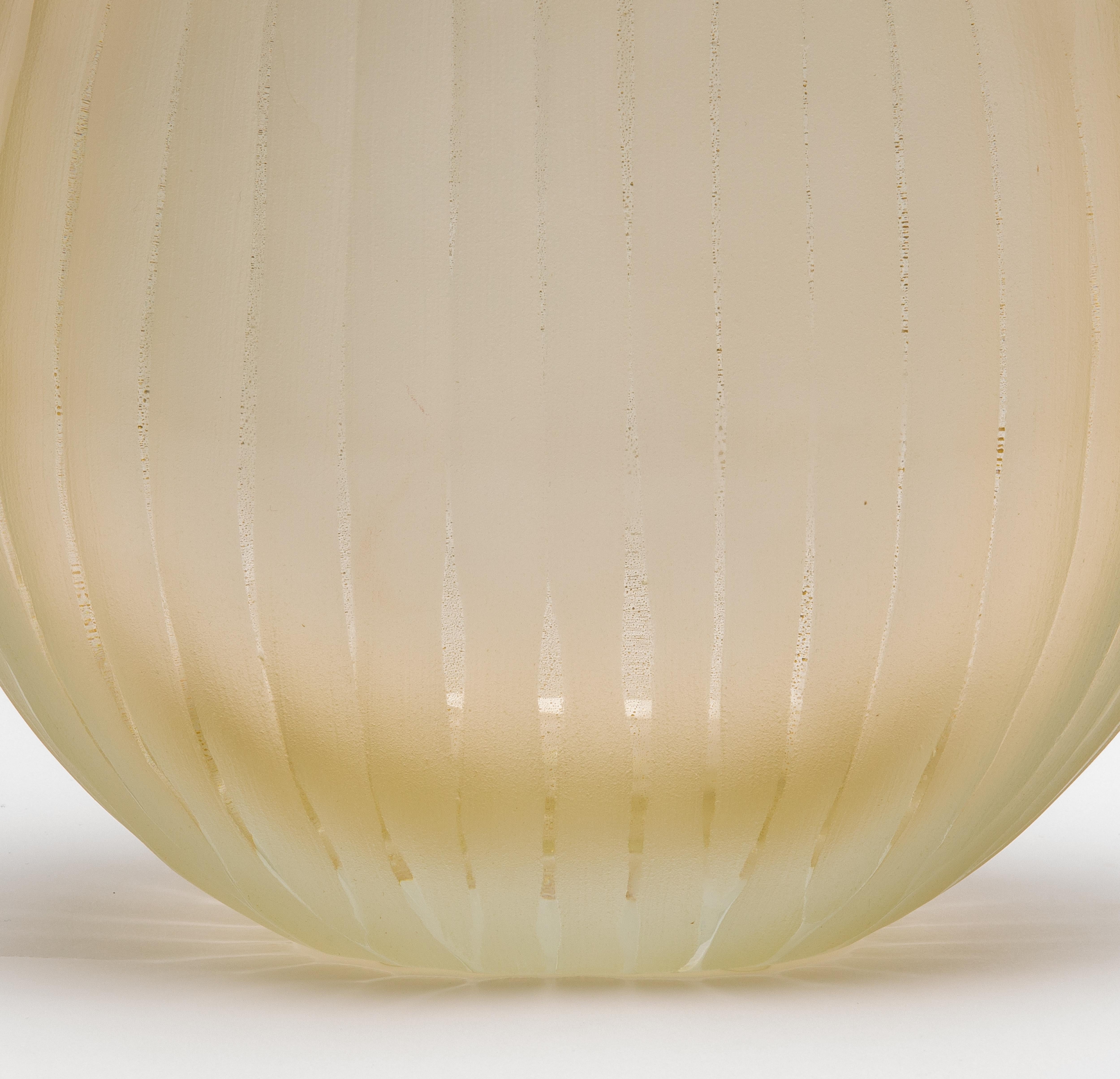 XXI secolo e contemporaneo Vaso supremo di Murano soffiato a mano, trasparente e con riflessi d'oro a 24 carati, grande in vendita