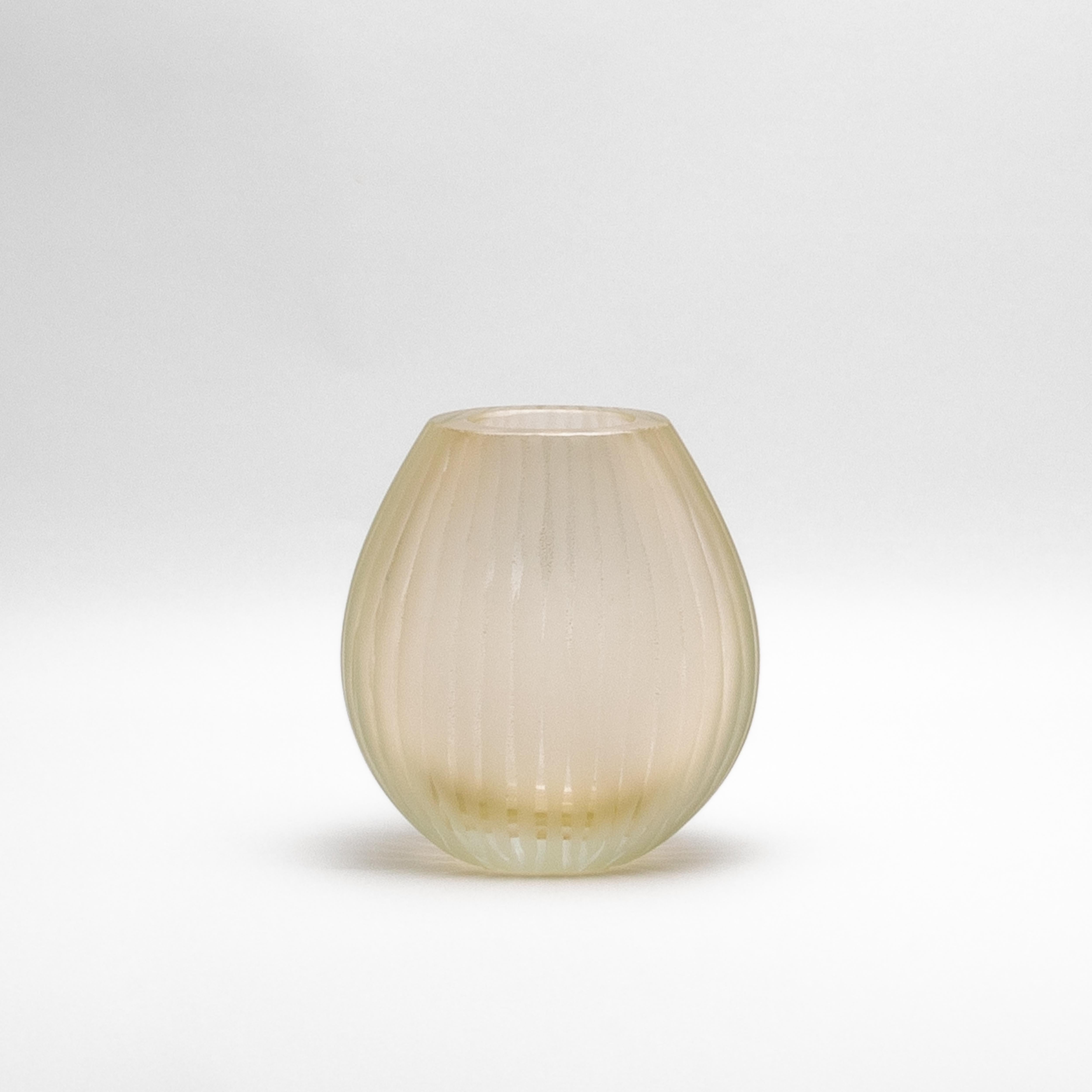 Le Vase Suprême Murano soufflé à la main, transparent avec des mouchetures d'or 24 carats, est un chef-d'œuvre radieux du design italien, alliant une élégance intemporelle à un savoir-faire artisanal extraordinaire. Ce vase de taille moyenne