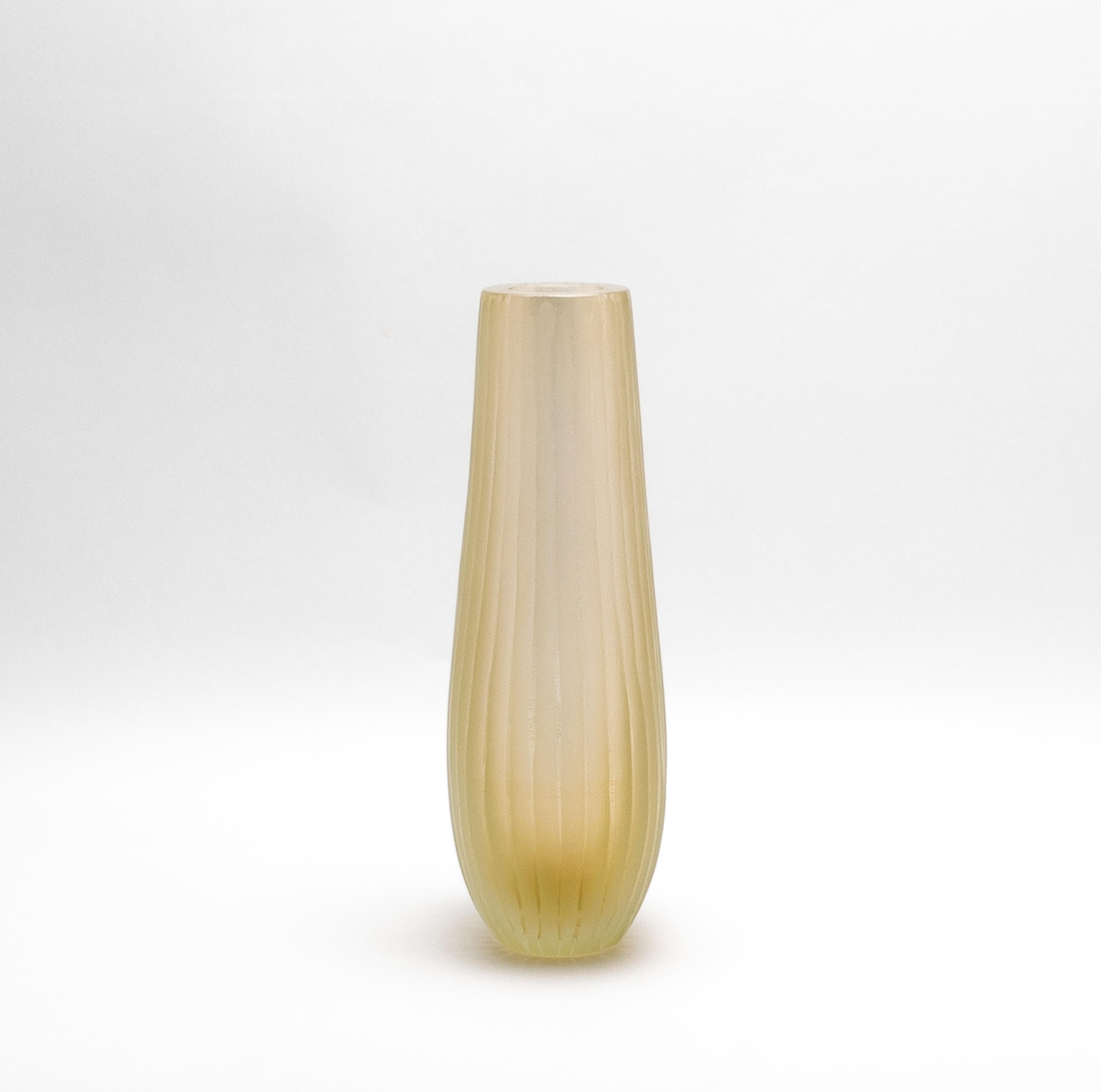Moderno Vaso supremo di Murano soffiato a mano, trasparente e con riflessi d'oro a 24 carati, alto in vendita
