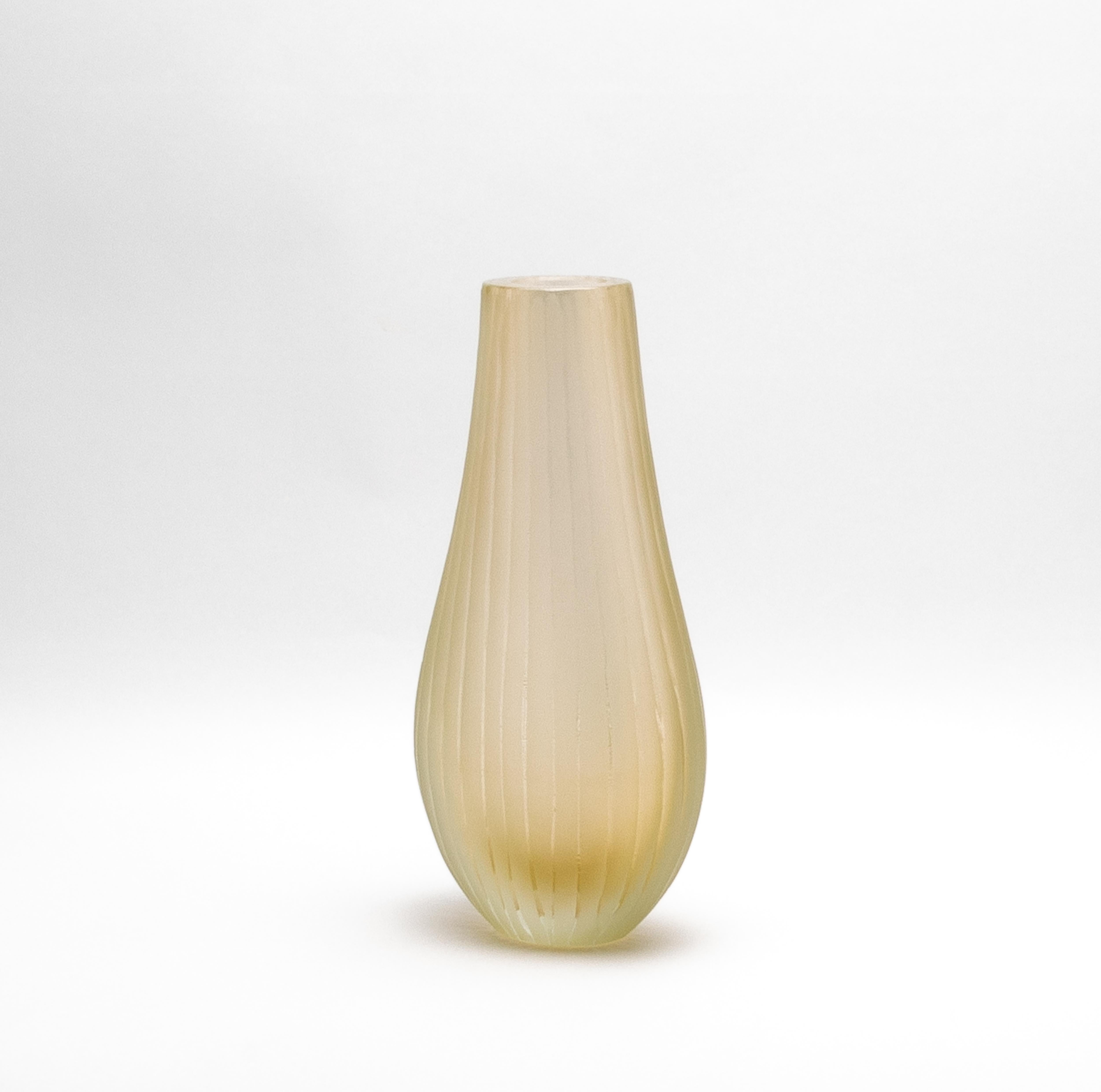 Italiano Vaso supremo di Murano soffiato a mano, trasparente e con riflessi d'oro a 24 carati, alto in vendita