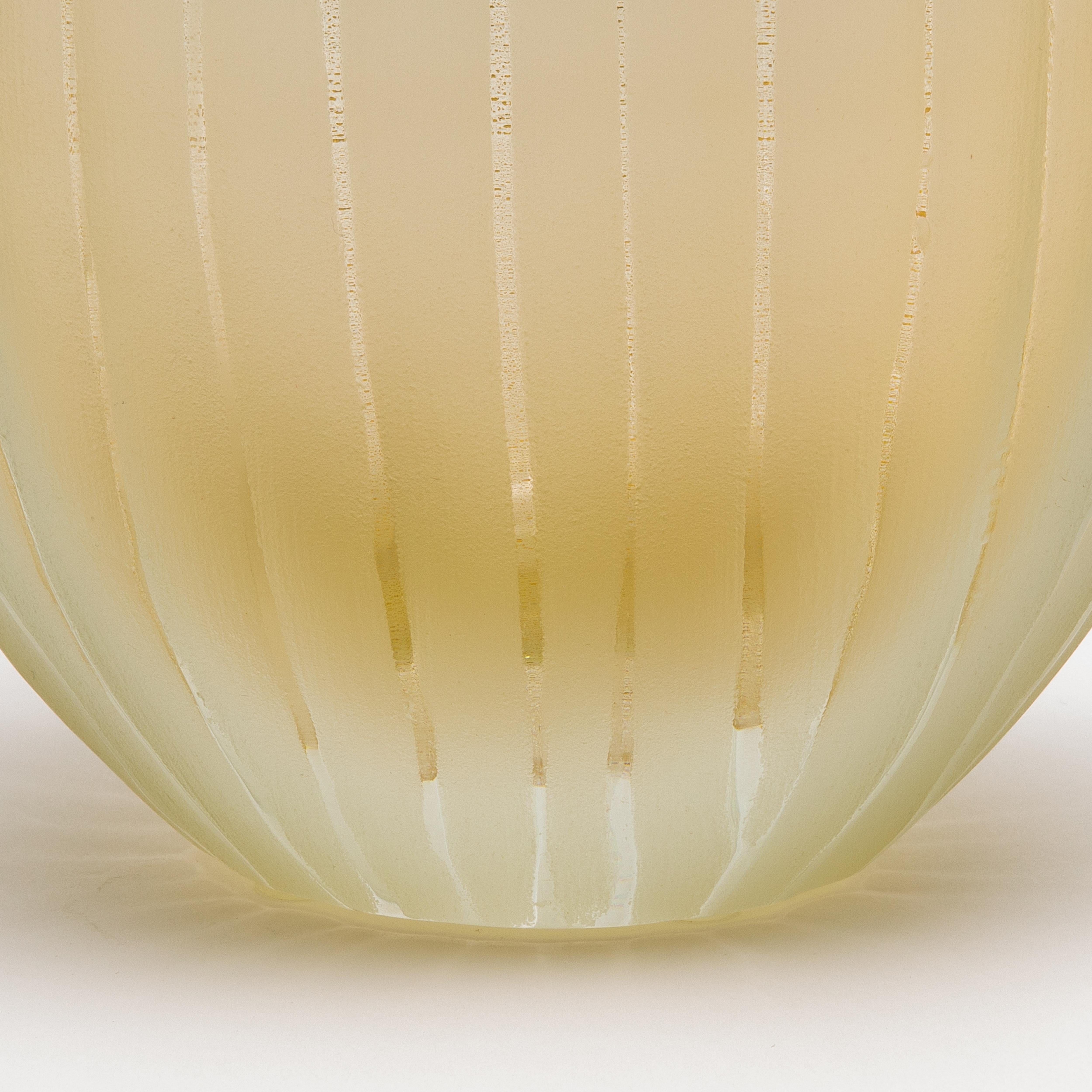 XXI secolo e contemporaneo Vaso supremo di Murano soffiato a mano, trasparente e con riflessi d'oro a 24 carati, alto in vendita