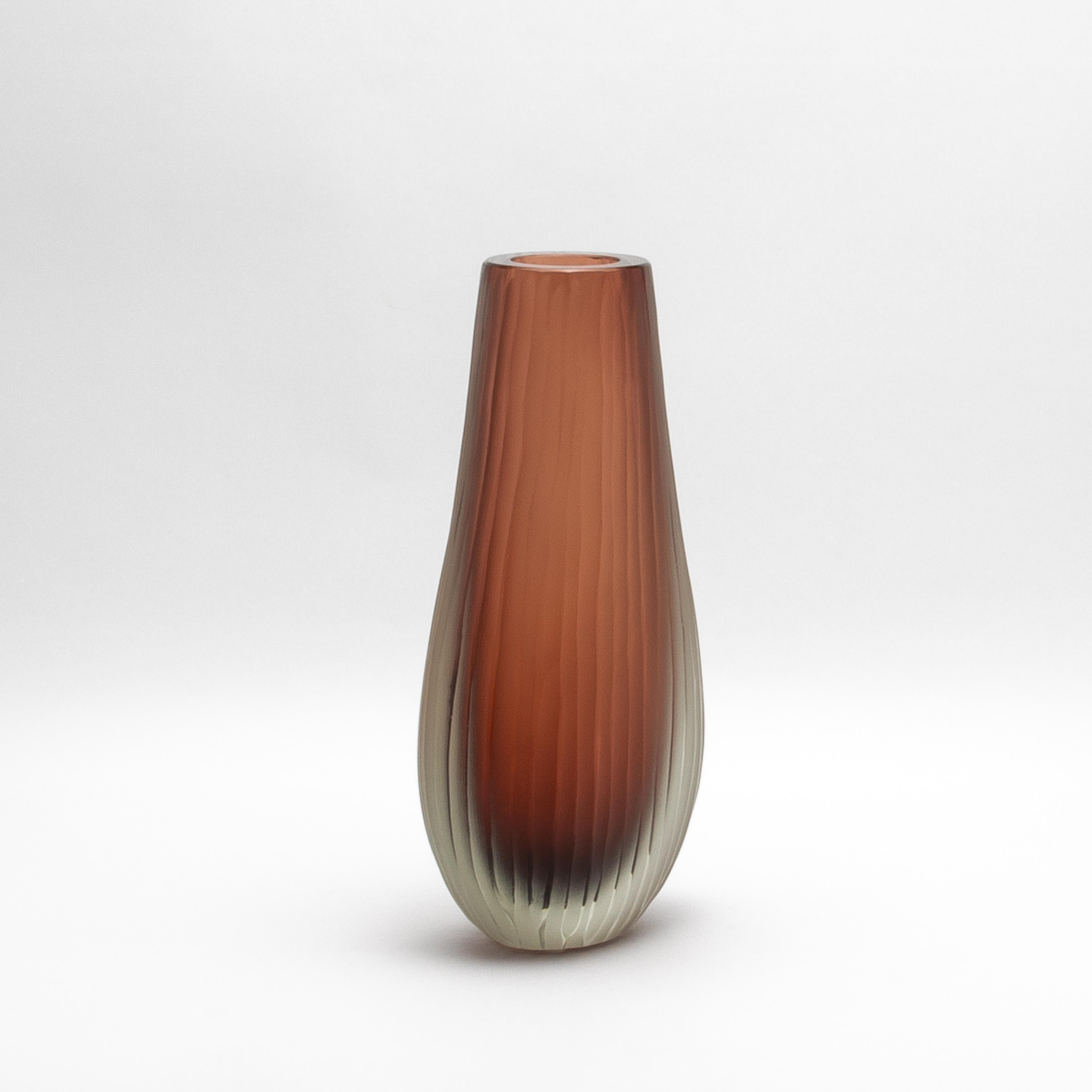 Il Vaso Supremo di Murano soffiato a mano in amaretto chiaro è una splendida incarnazione dell'arte e della raffinatezza italiana, progettata per elevare qualsiasi interno con il suo fascino senza tempo. Questo squisito pezzo presenta un'armoniosa