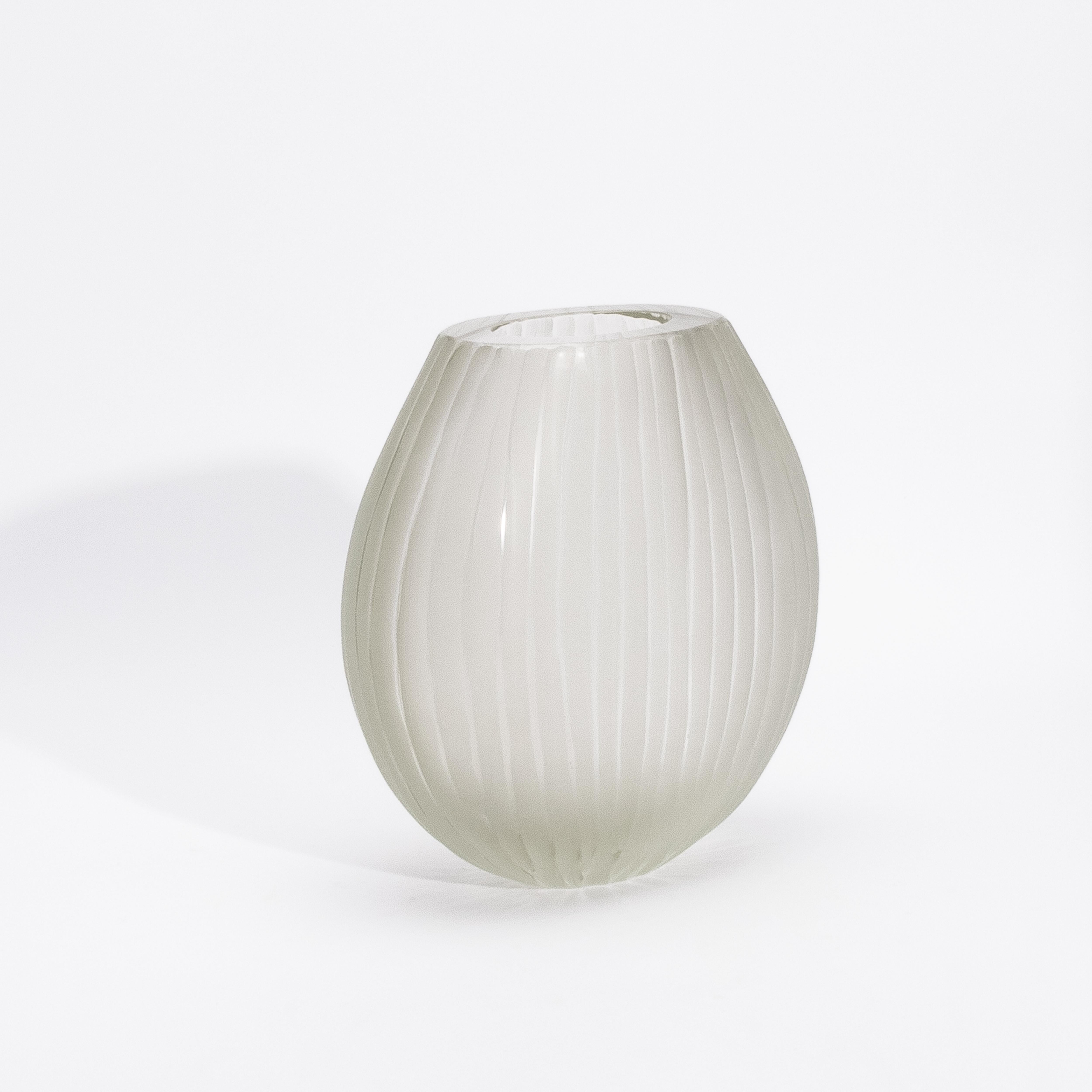 Realizzato nel cuore di Murano da maestri artigiani, il Vaso Surpime in Citrino incarna la serena eleganza dell'alta vetreria italiana. Il suo delicato tono dorato, morbido e luminoso come la nebbia del mattino, è racchiuso in una superficie