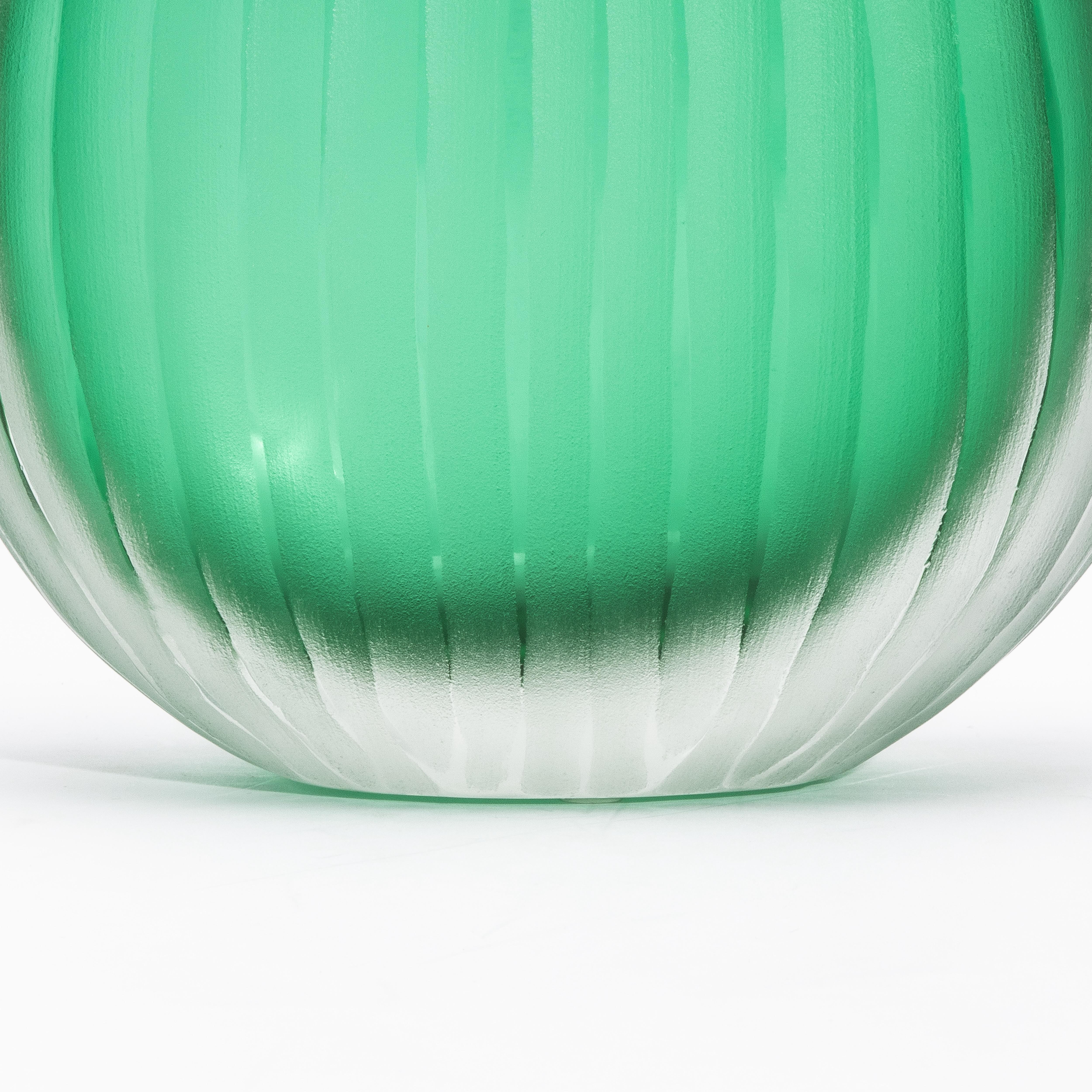 Vaso Surpime di Murano soffiato a mano di colore verde smeraldo medio in vendita 2