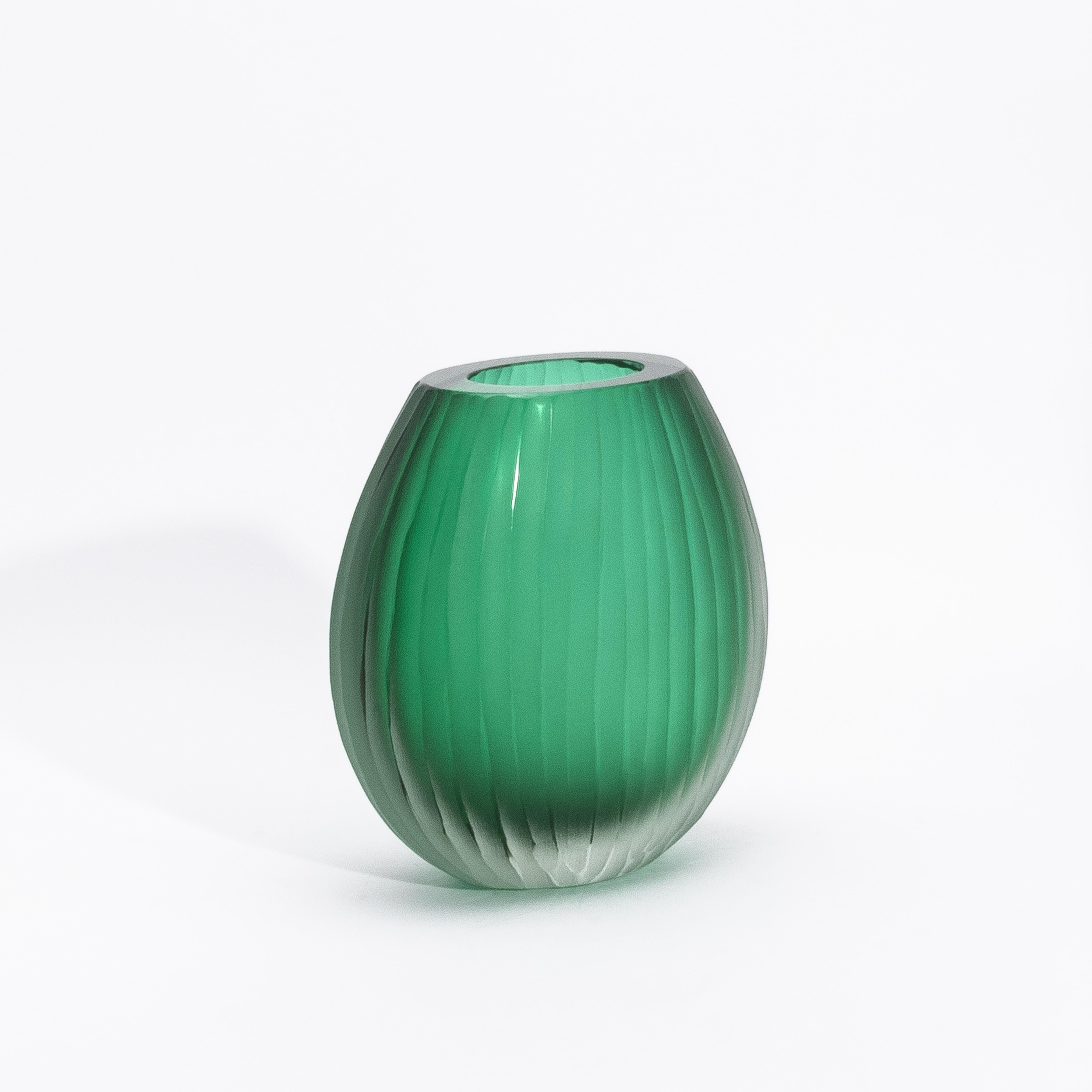 Una celebrazione dell'artigianato senza tempo e della ricchezza dei colori, il Vaso Surpime di Murano soffiato a mano in Greene & Greene emana vibrazione e raffinatezza. Questa squisita creazione proveniente dall'isola veneziana di Murano mette in