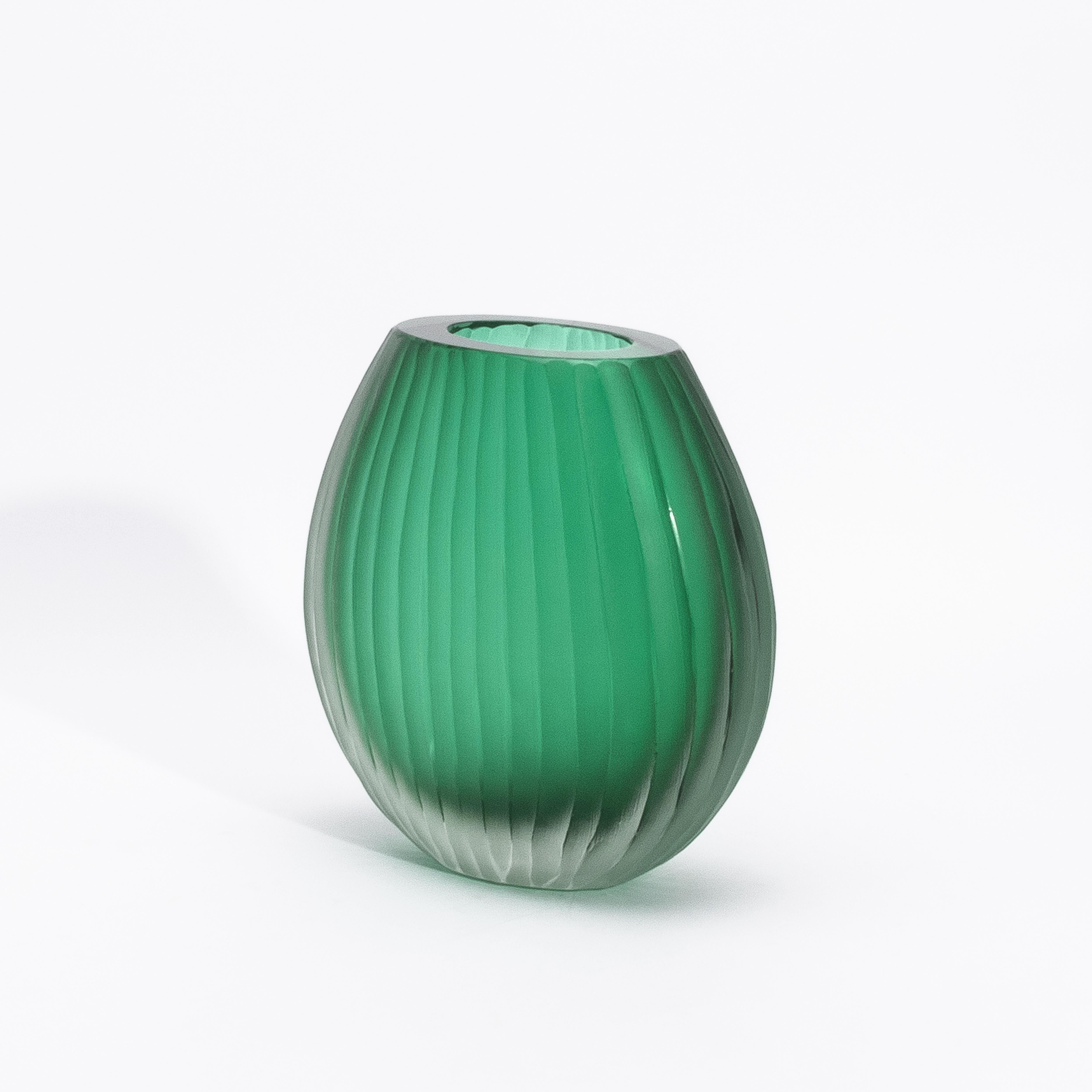 Italiano Vaso Surpime di Murano soffiato a mano di colore verde smeraldo medio in vendita