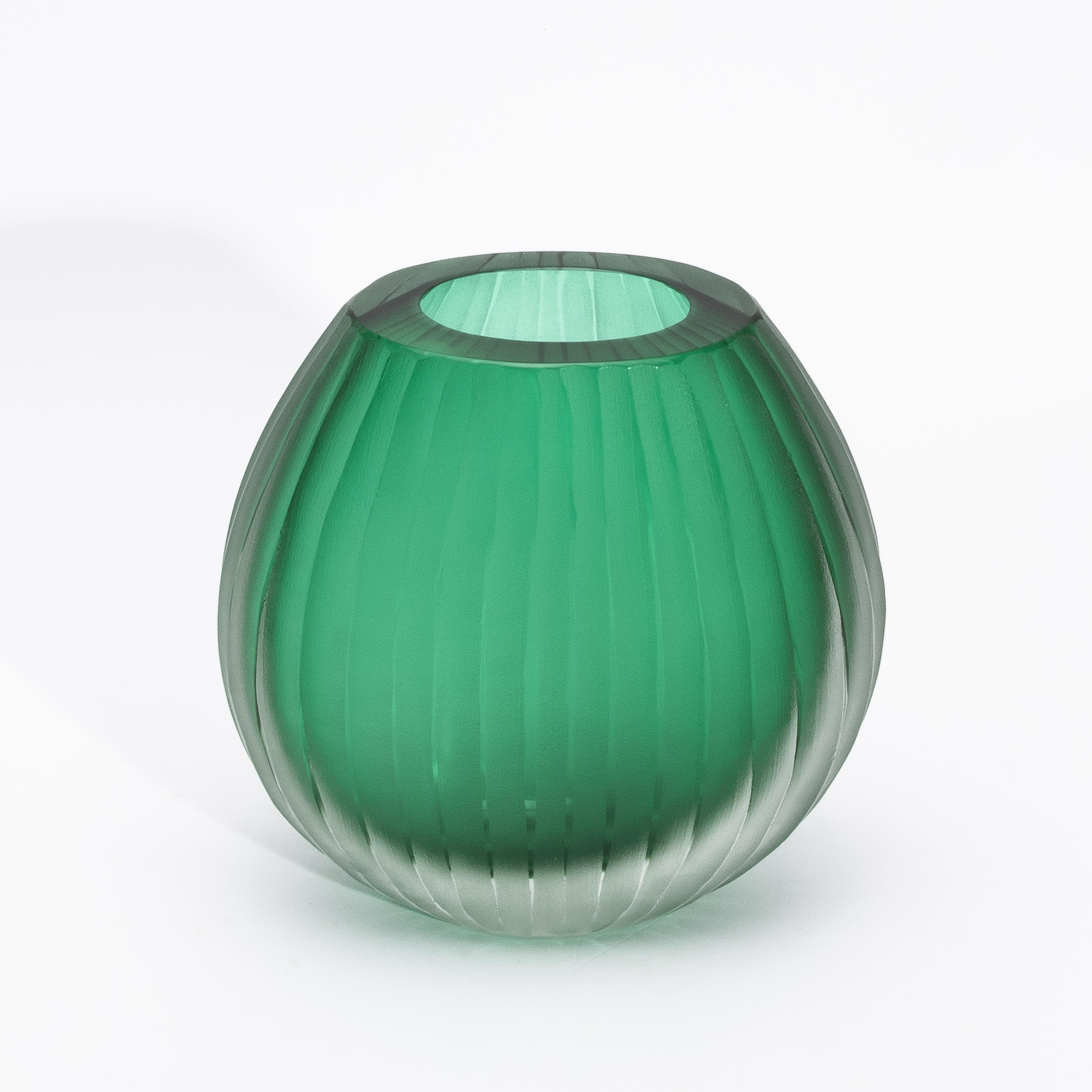 Fatto a mano Vaso Surpime di Murano soffiato a mano di colore verde smeraldo medio in vendita