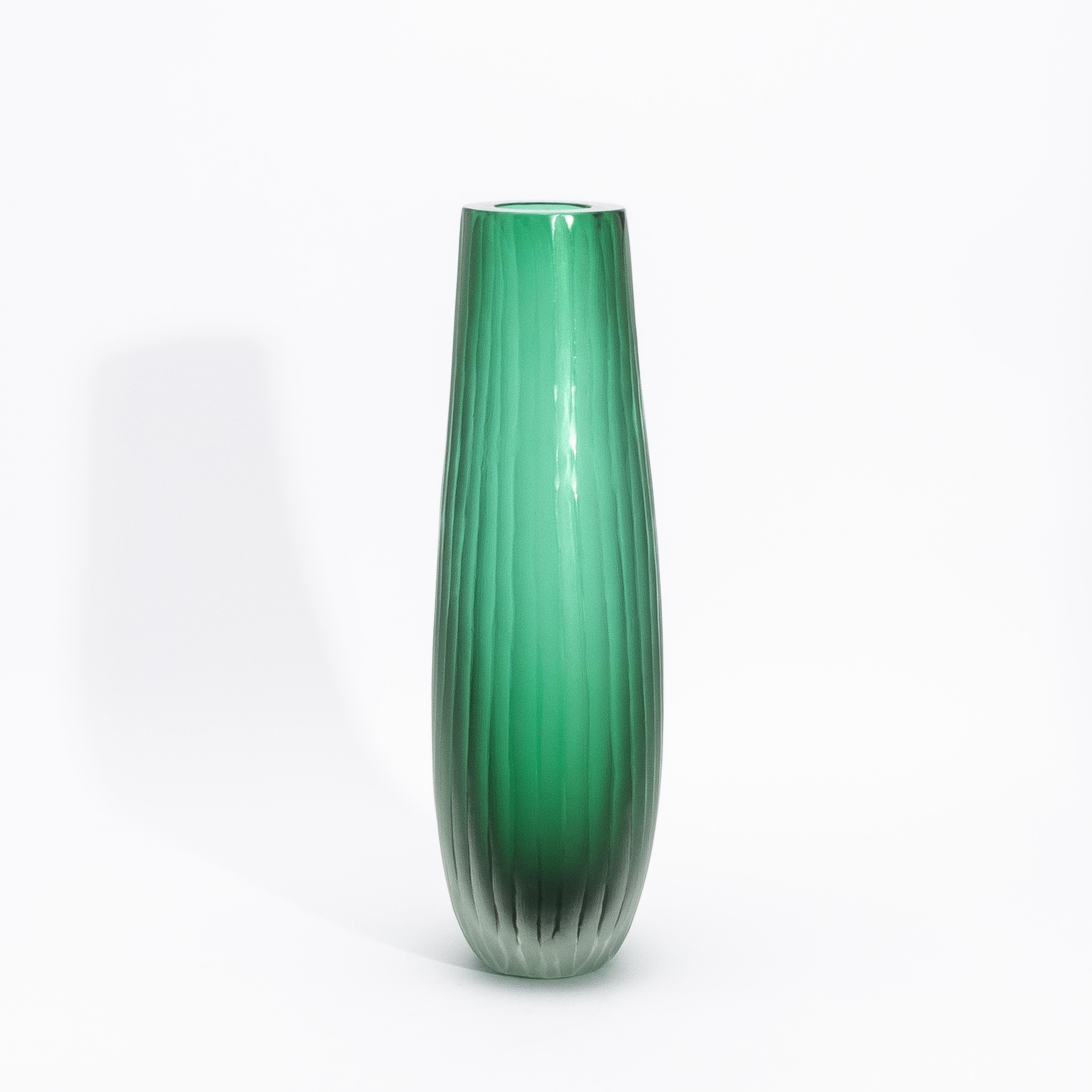 Moderno Vaso Surpime di Murano soffiato a mano in verde smeraldo alto in vendita