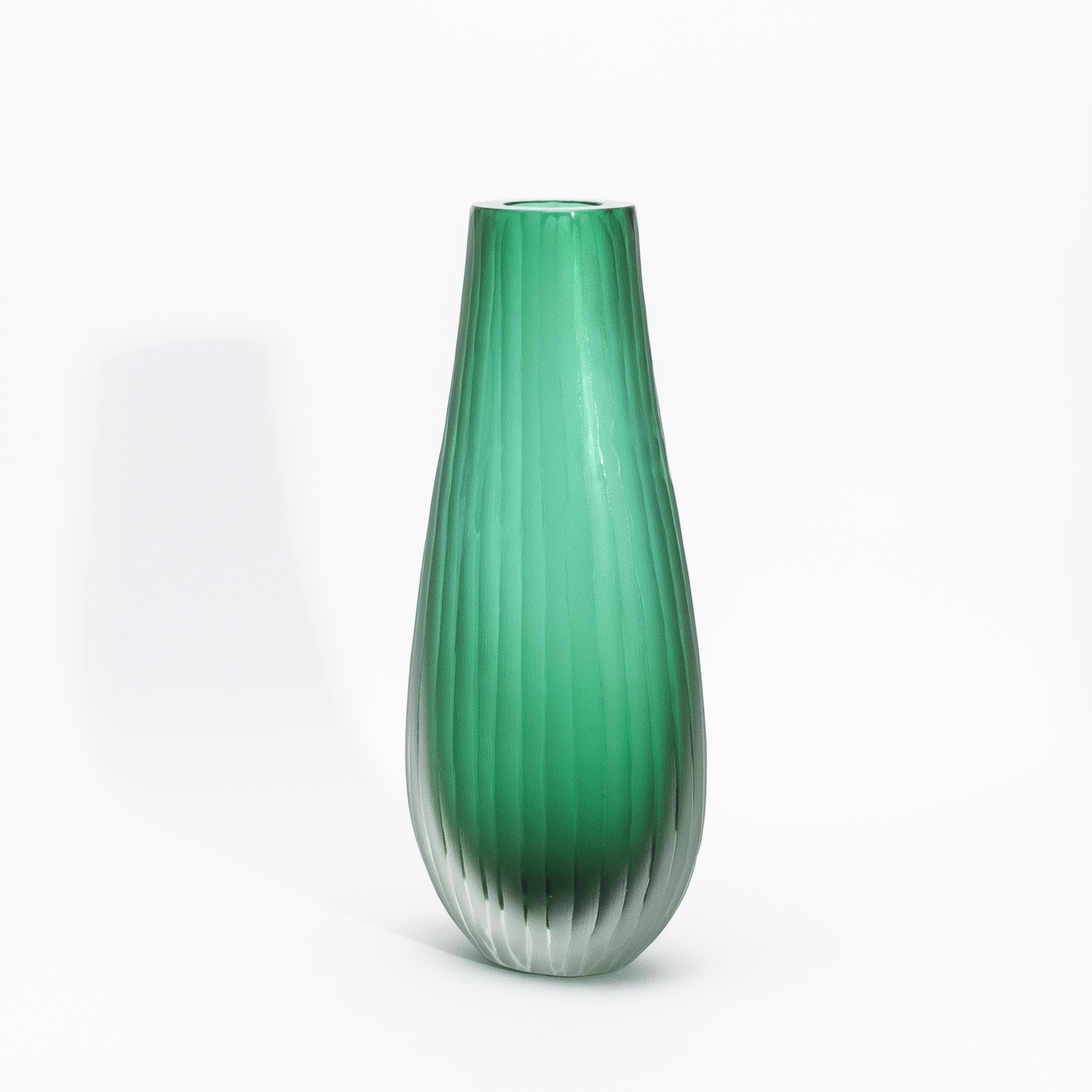 Italiano Vaso Surpime di Murano soffiato a mano in verde smeraldo alto in vendita
