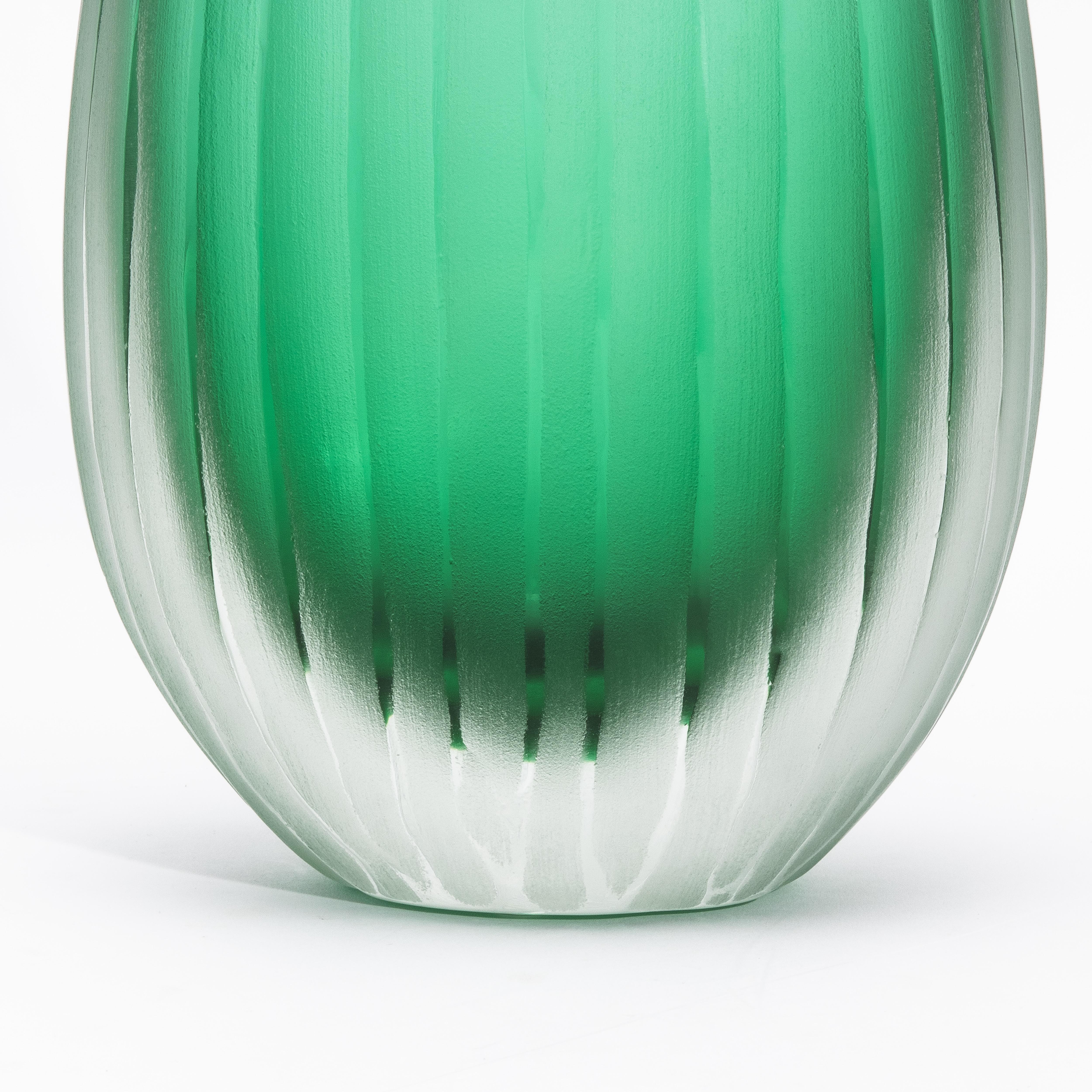 Vetro di Murano Vaso Surpime di Murano soffiato a mano in verde smeraldo alto in vendita