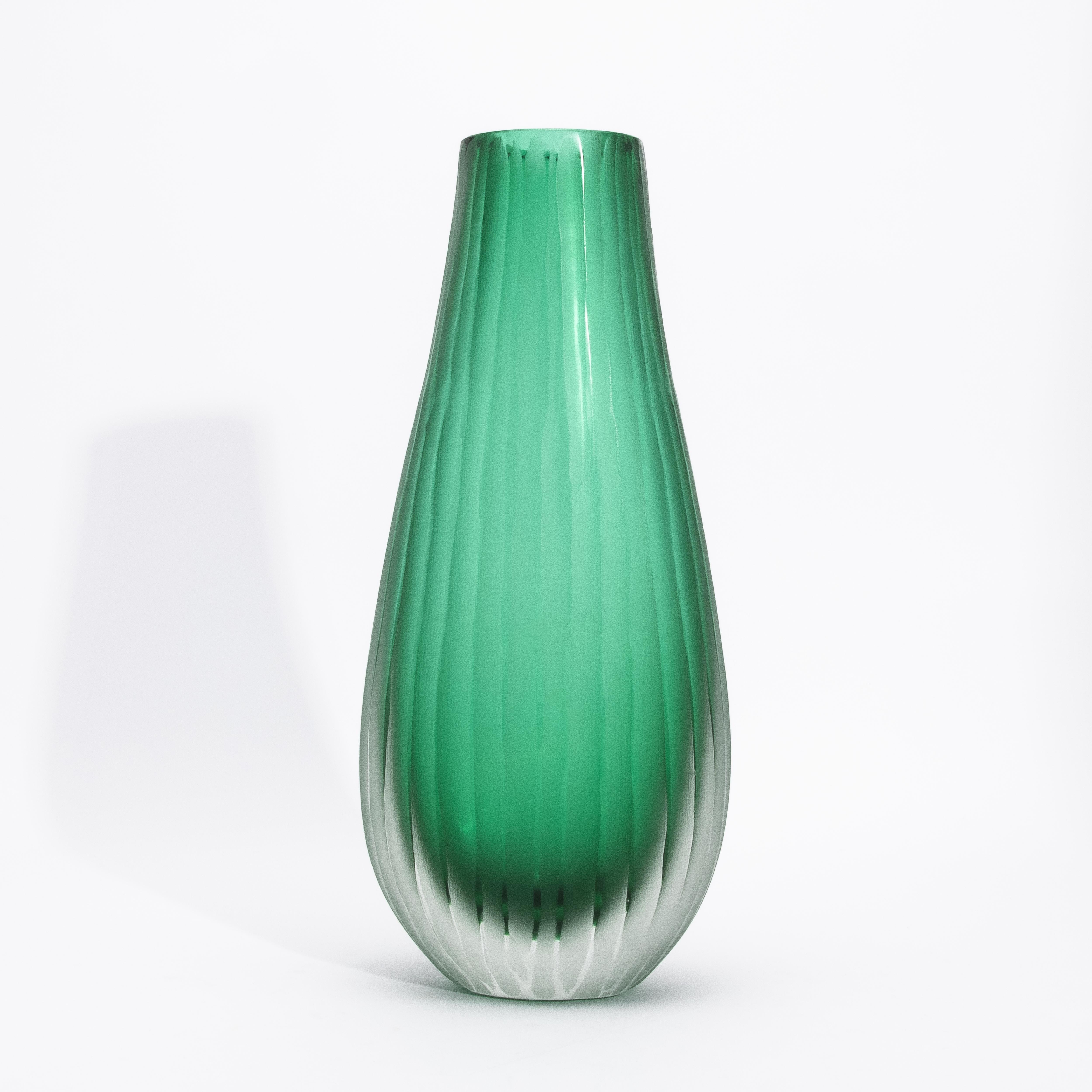 Vaso Surpime di Murano soffiato a mano in verde smeraldo alto in vendita 1