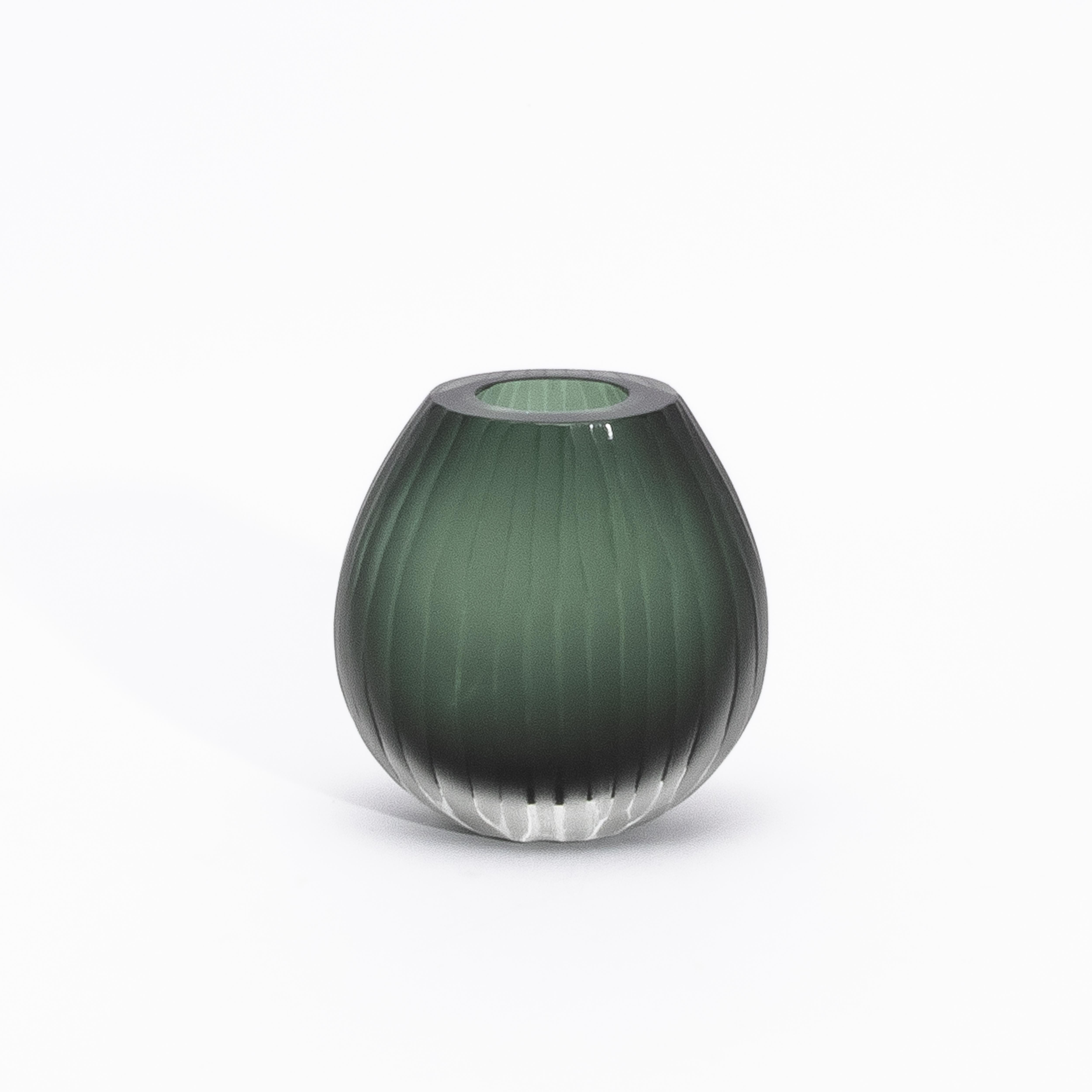 Questo vaso di Murano soffiato a mano in Greene & Greene è una masterclass di grazia scultorea e raffinatezza senza tempo. Con la sua delicata silhouette a goccia e i contorni dolcemente arrotondati, cattura l'essenza organica della natura ed emana