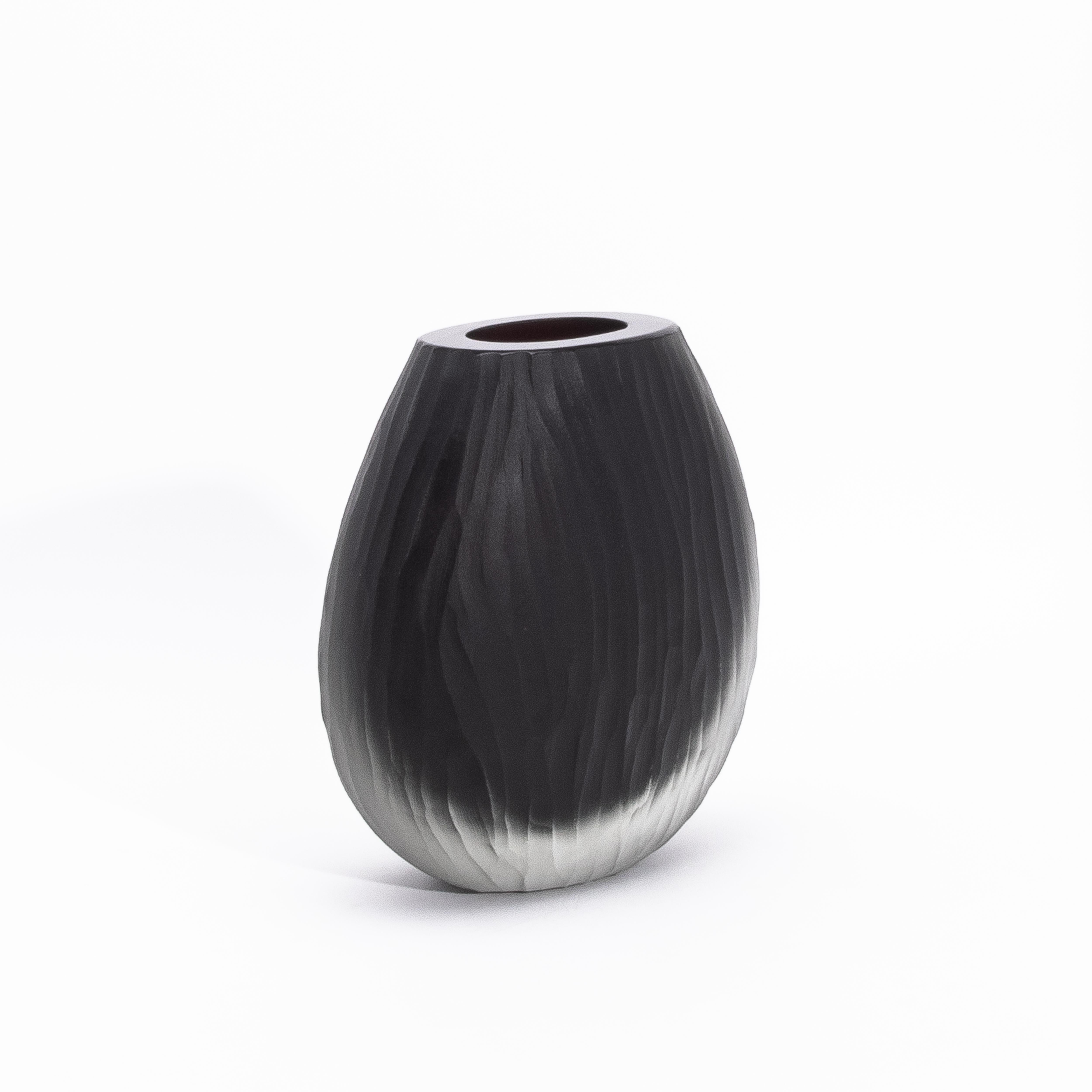 Testimonianza di un'arte vetraria magistrale, il Vaso Supremo di Murano in Nero Onice affascina per la sua presenza scultorea, audace e serena allo stesso tempo. Ogni pezzo è soffiato a mano da abili artigiani di Murano, in Italia, e porta i segni