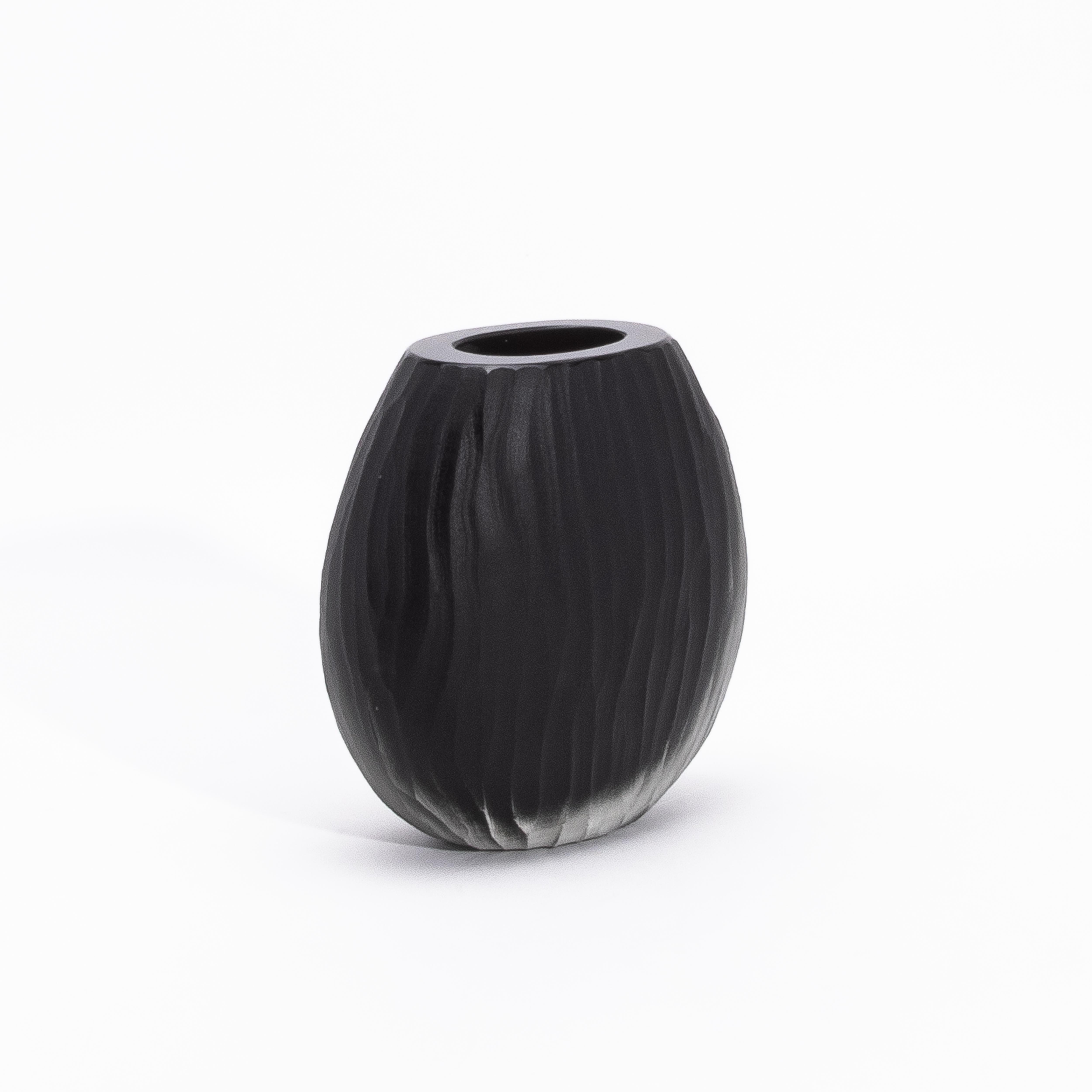 Testimonianza di un'arte vetraria magistrale, il Vaso Supremo di Murano in Nero Onice affascina per la sua presenza scultorea, audace e serena allo stesso tempo. Ogni pezzo è soffiato a mano da abili artigiani di Murano, in Italia, e porta i segni