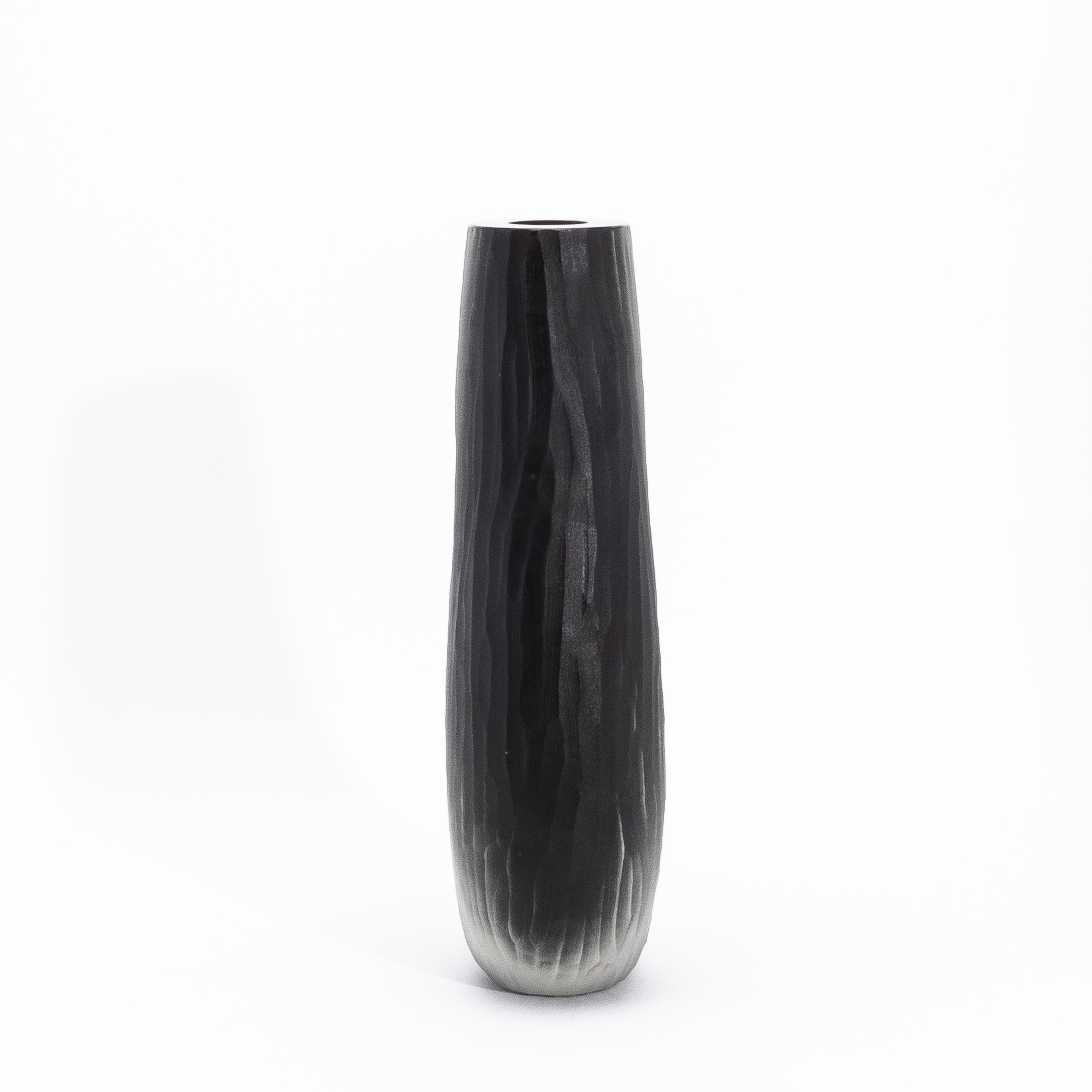Testimonianza di un'arte vetraria magistrale, il Vaso Supremo di Murano in Nero Onice affascina per la sua presenza scultorea, audace e serena allo stesso tempo. Ogni pezzo è soffiato a mano da abili artigiani di Murano, in Italia, e porta i segni