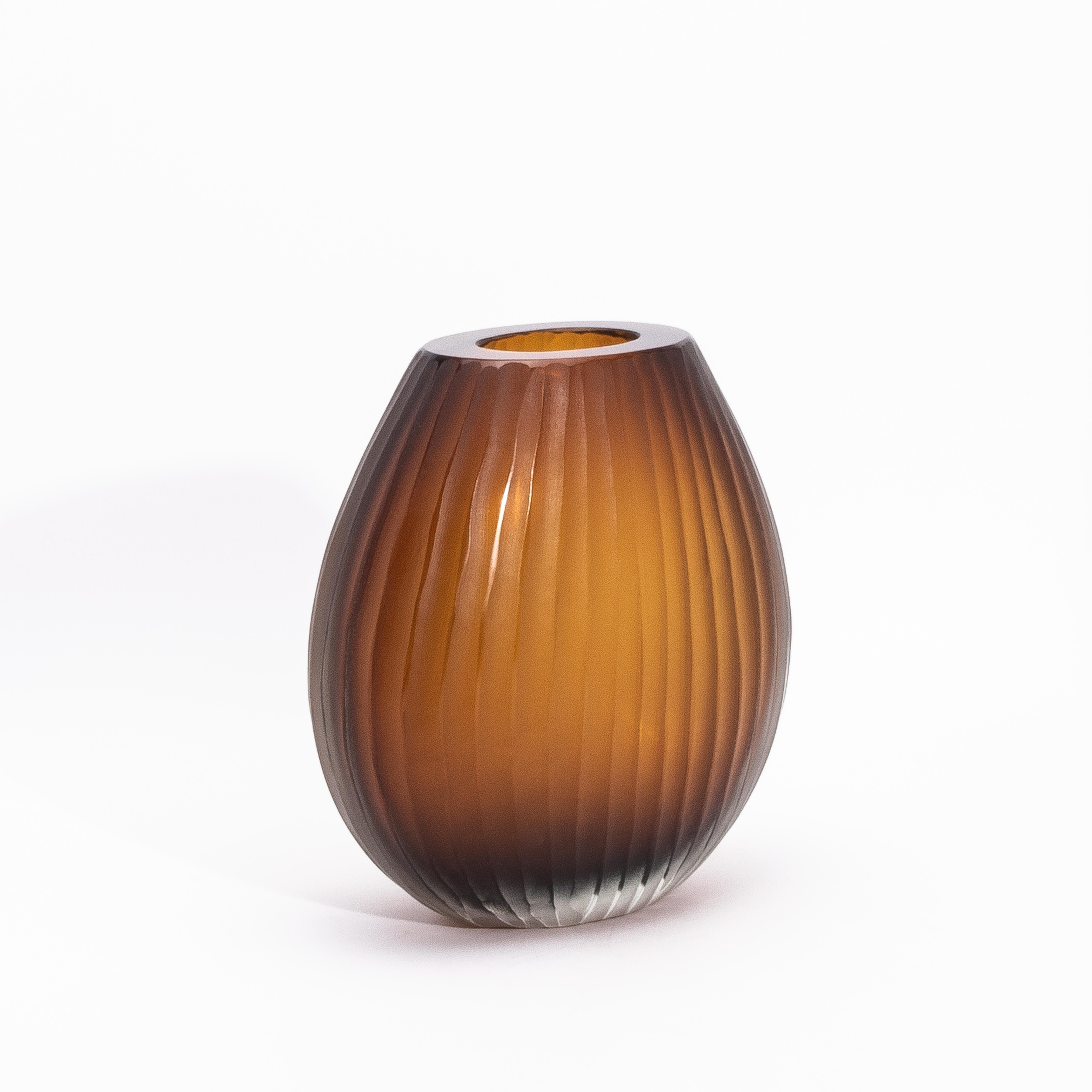 Un accattivante gioco di maestria artigianale ed estetica opulenta, il Vaso Surpime di Murano soffiato a mano in Tabacco attira l'attenzione con le sue calde tonalità ambrate, che si approfondiscono delicatamente in sfumature fumose verso la base.