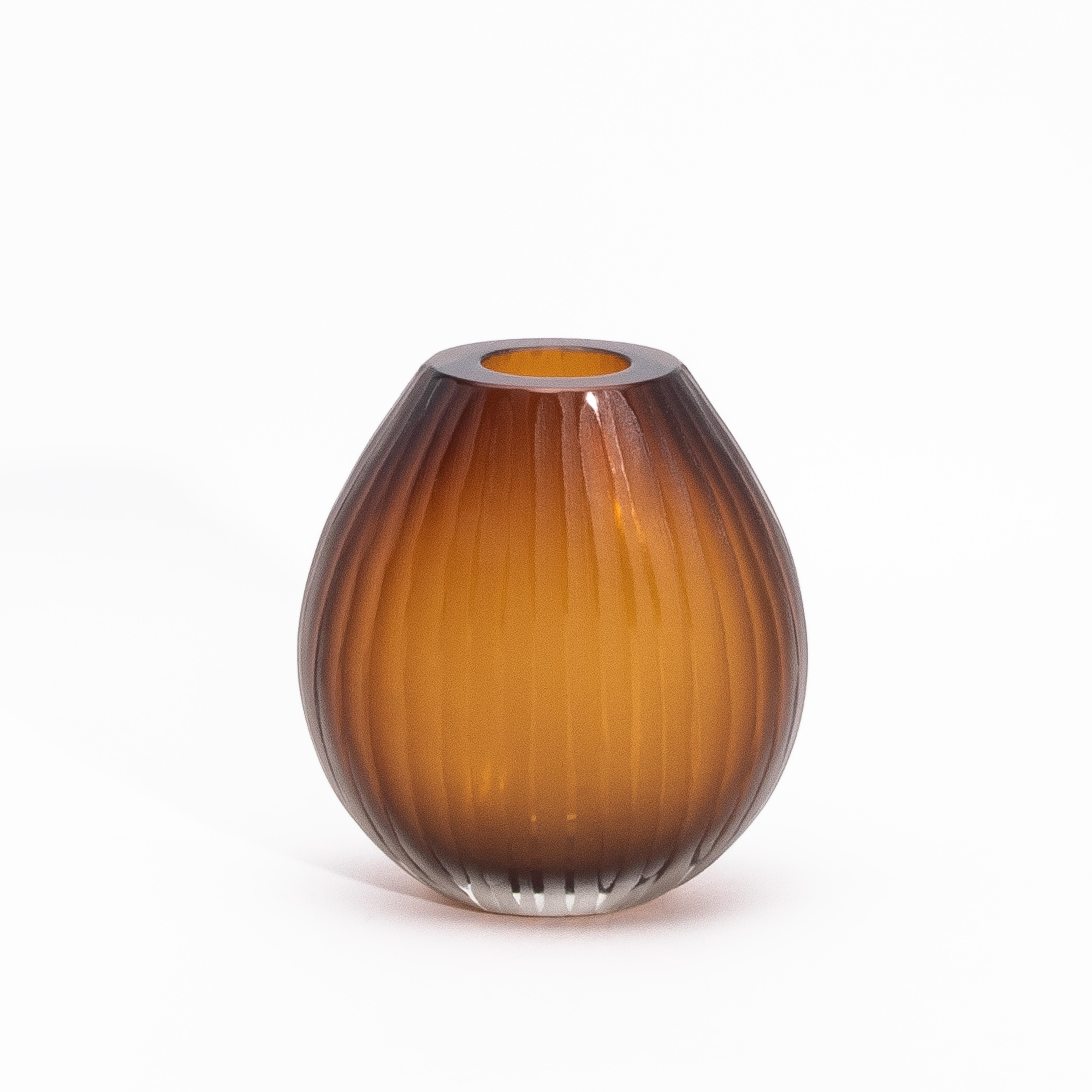 Un accattivante gioco di maestria artigianale ed estetica opulenta, il Vaso Surpime di Murano soffiato a mano in Tabacco attira l'attenzione con le sue calde tonalità ambrate, che si approfondiscono delicatamente in sfumature fumose verso la base.