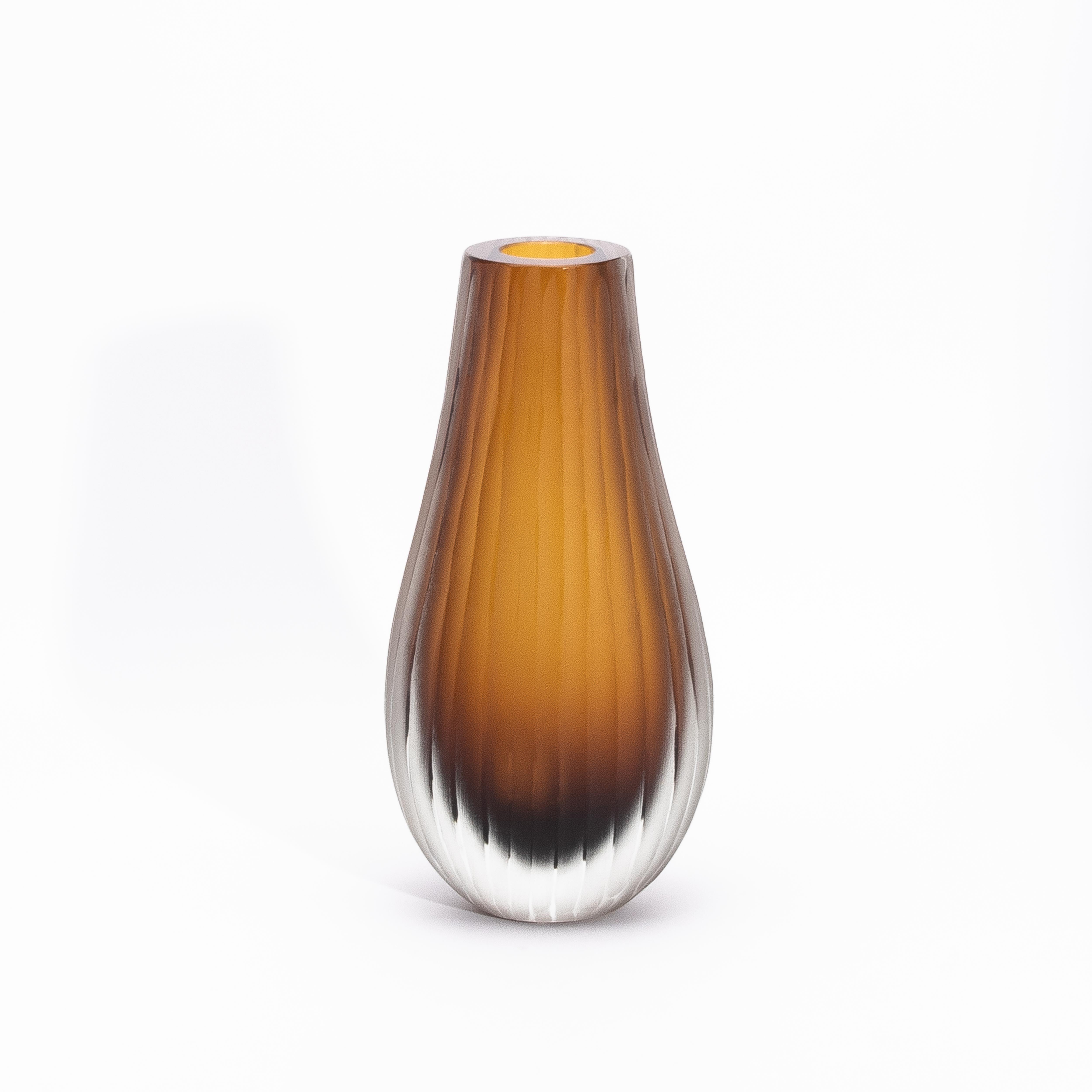 Un accattivante gioco di maestria artigianale ed estetica opulenta, il Vaso Surpime di Murano soffiato a mano in Tabacco attira l'attenzione con le sue calde tonalità ambrate, che si approfondiscono delicatamente in sfumature fumose verso la base.