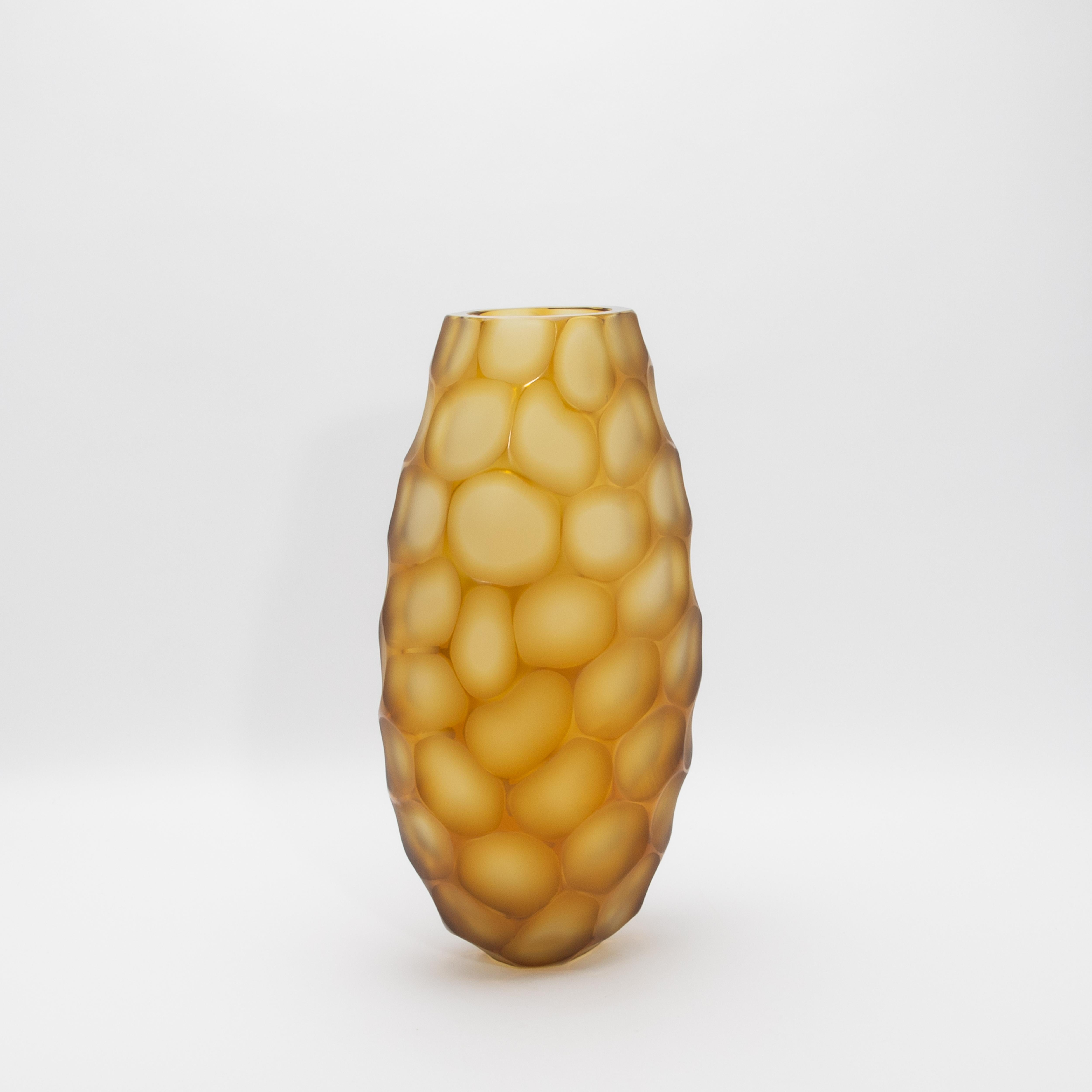 Moderno Vaso alto Battuto di Murano soffiato a mano e color ambra in vendita
