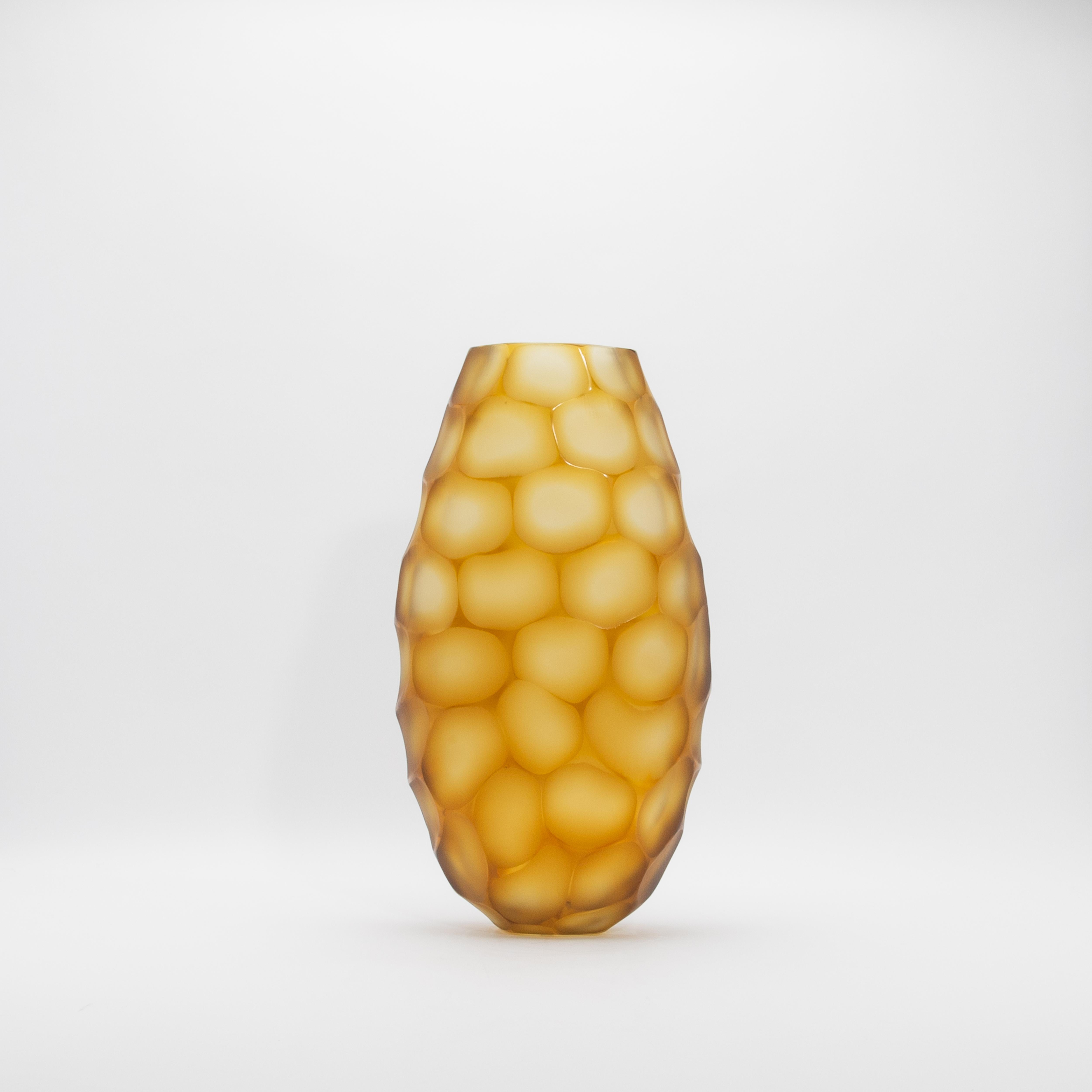 XXI secolo e contemporaneo Vaso alto Battuto di Murano soffiato a mano e color ambra in vendita