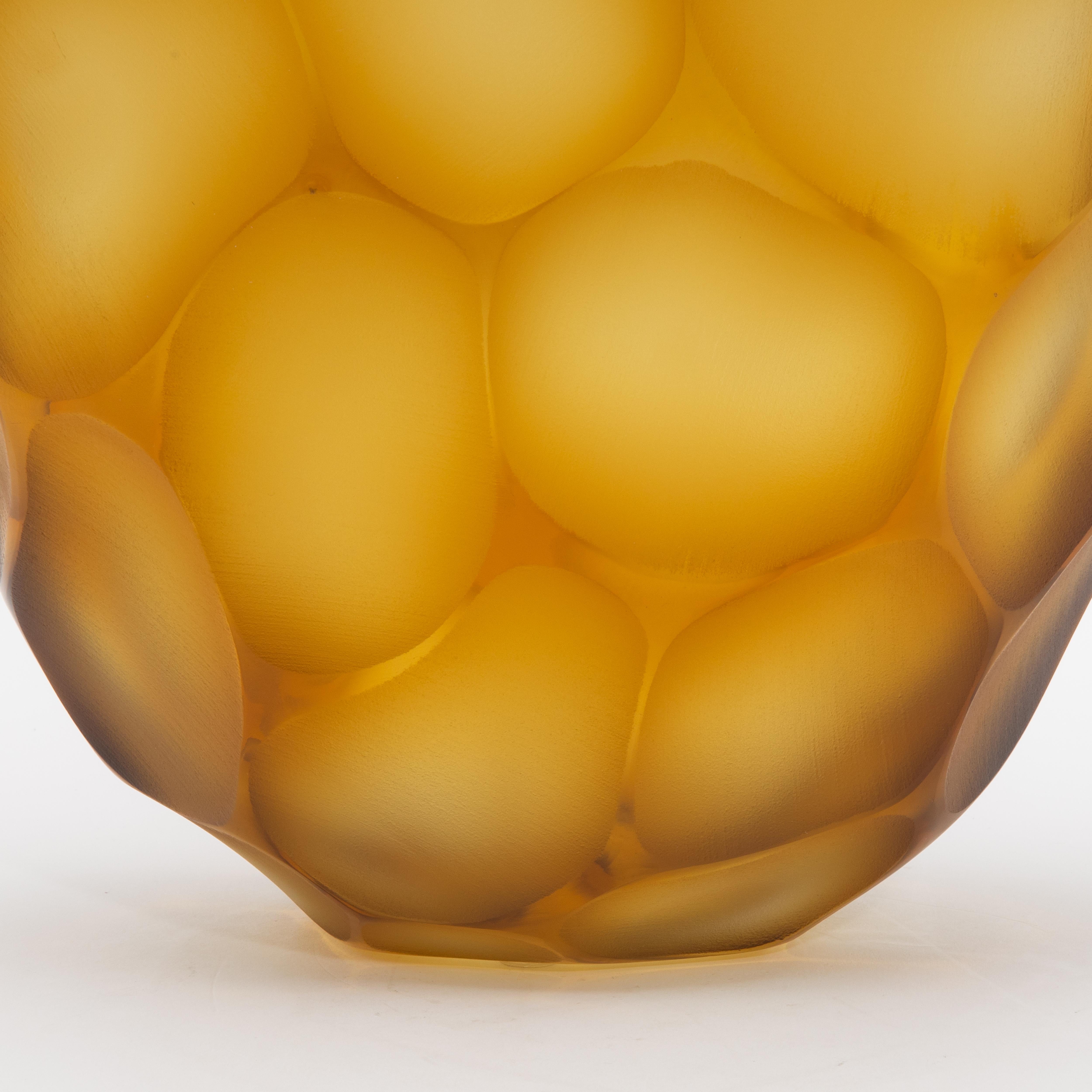 Vetro di Murano Vaso alto Battuto di Murano soffiato a mano e color ambra in vendita