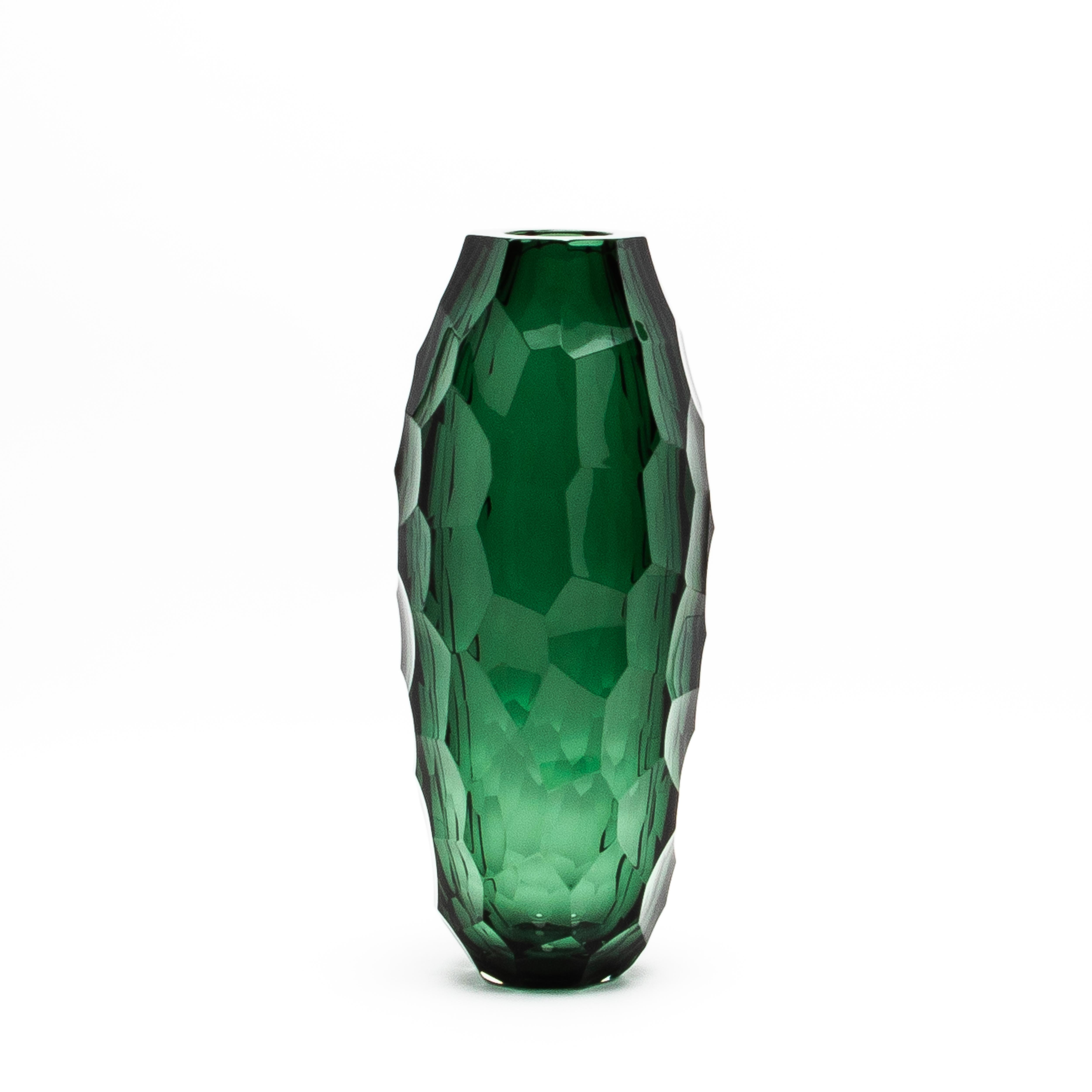 Diese hohe Vase aus Murano-Glas ist ein Meisterwerk venezianischer Kunstfertigkeit und besticht durch ihre auffallend facettierte Oberfläche und ihren faszinierenden smaragdgrünen Farbton. Von Meisterhand in Murano mundgeblasen, ist jedes Stück ein