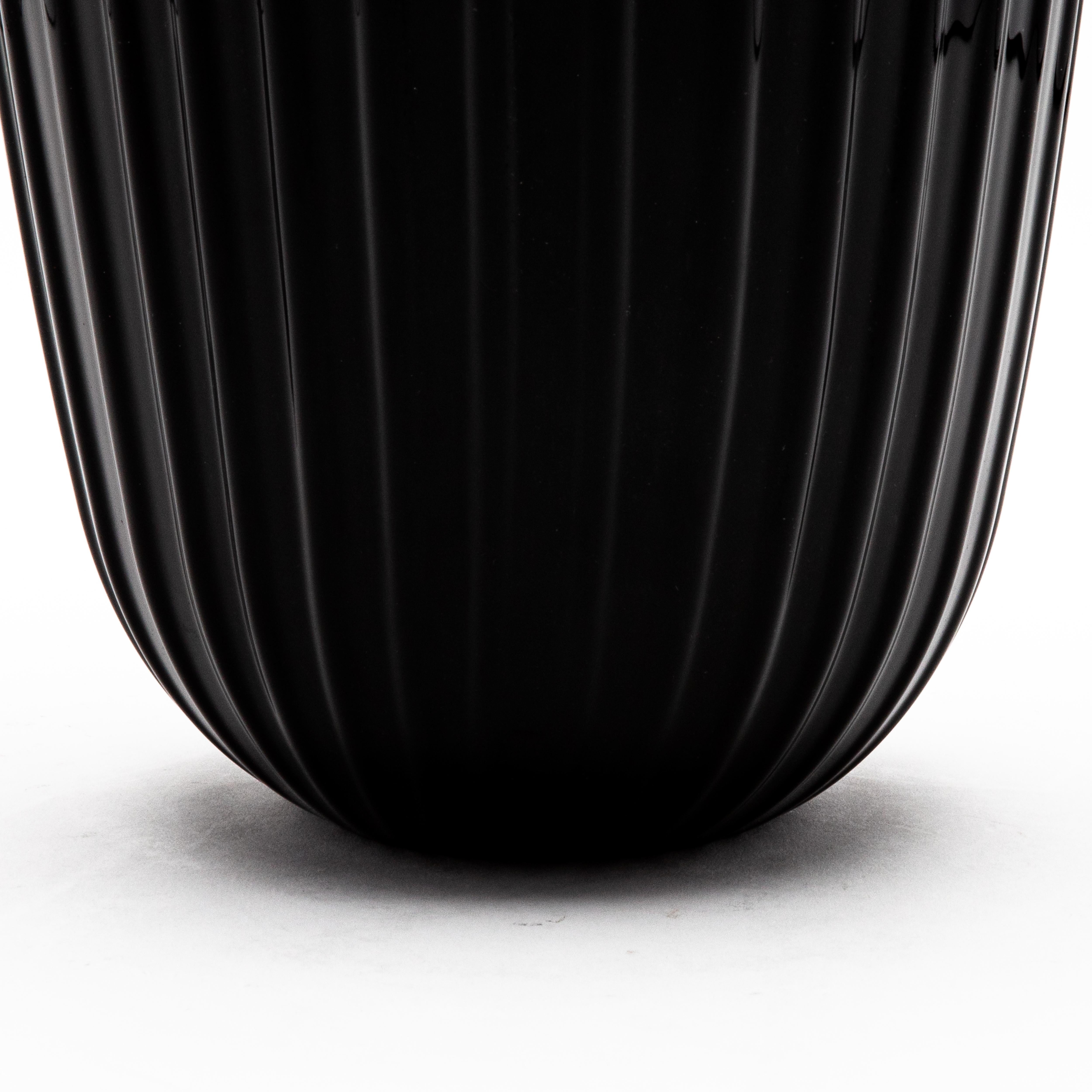 Italiano Vaso moderno alto di Murano soffiato a mano in nero onice in vendita