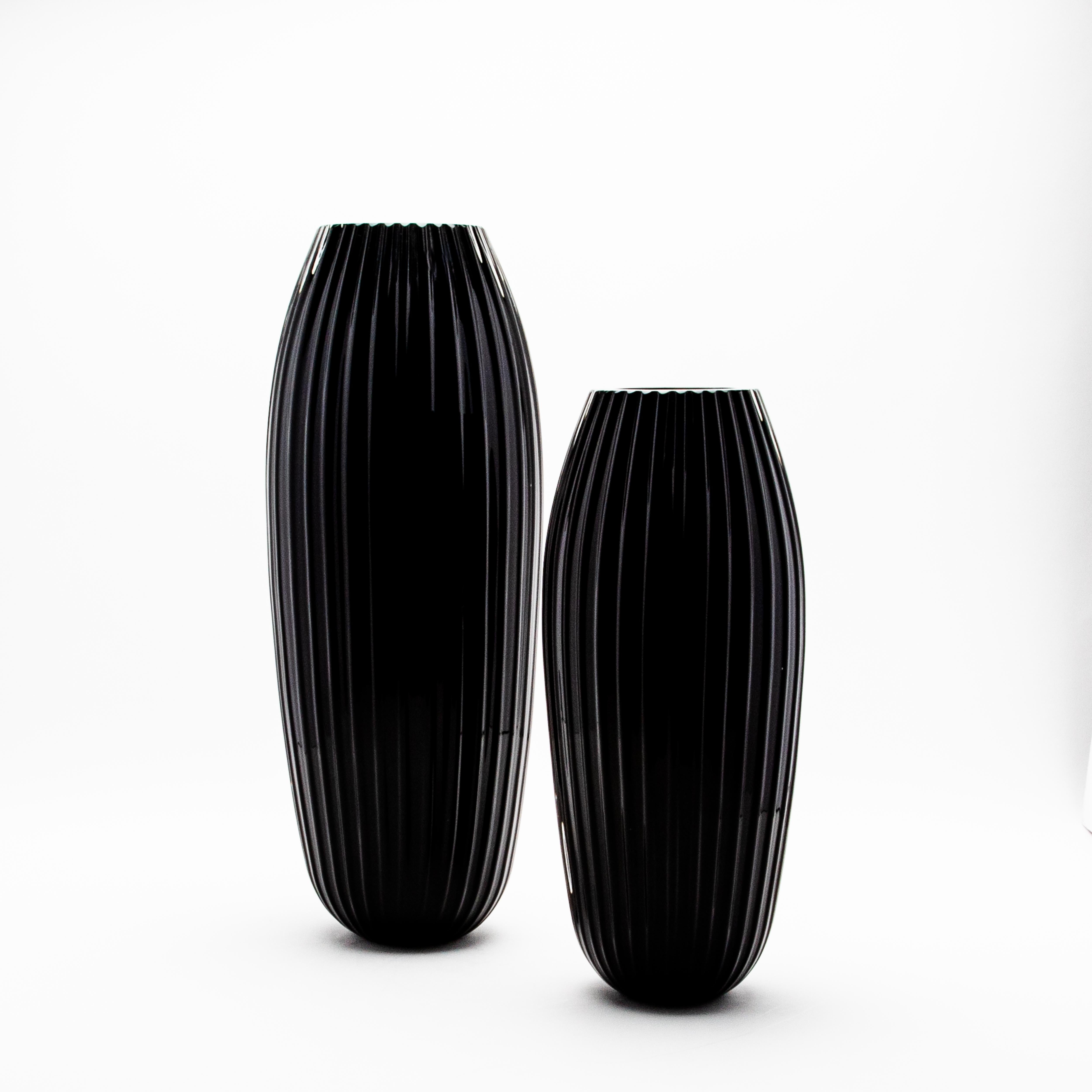 XXI secolo e contemporaneo Vaso moderno alto di Murano soffiato a mano in nero onice in vendita