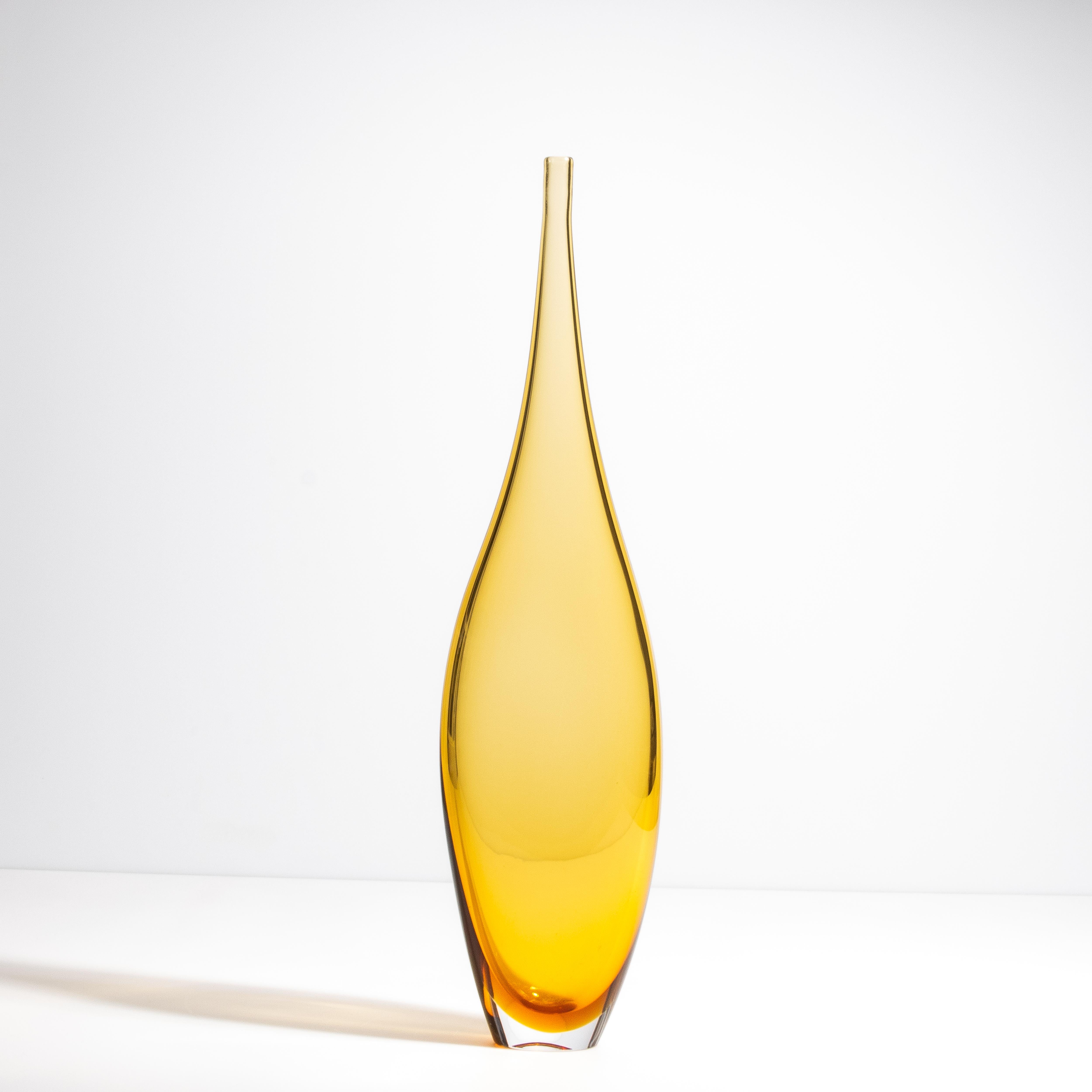 Ti presentiamo il nostro squisito vaso d'ambra a forma di flauto, un capolavoro straordinario che incarna l'essenza dell'eleganza e del lusso. Questo vaso è caratterizzato da una forma elegante e allungata che cattura lo sguardo e attira
