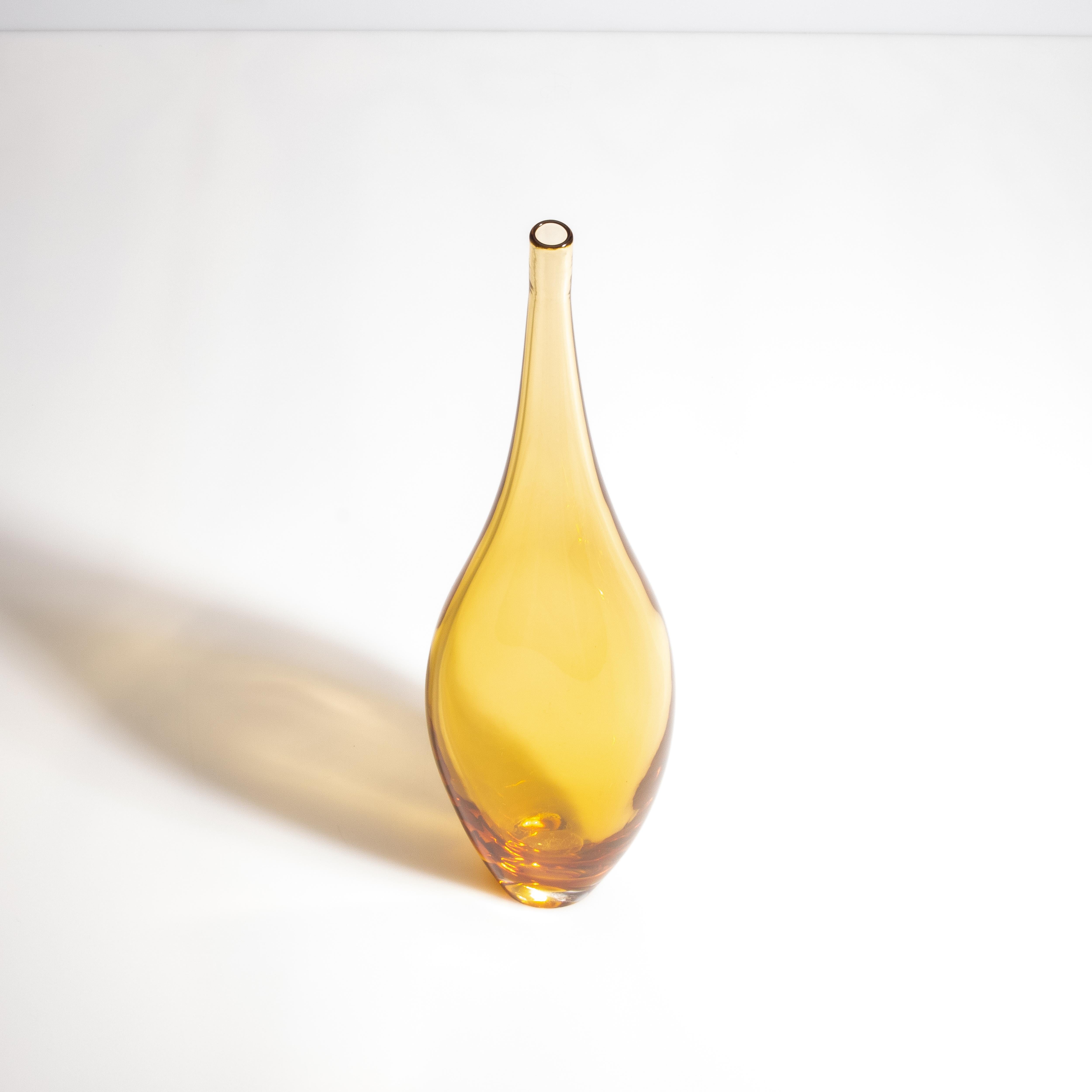 Moderno Vaso alto di Murano soffiato a mano in ambra in vendita