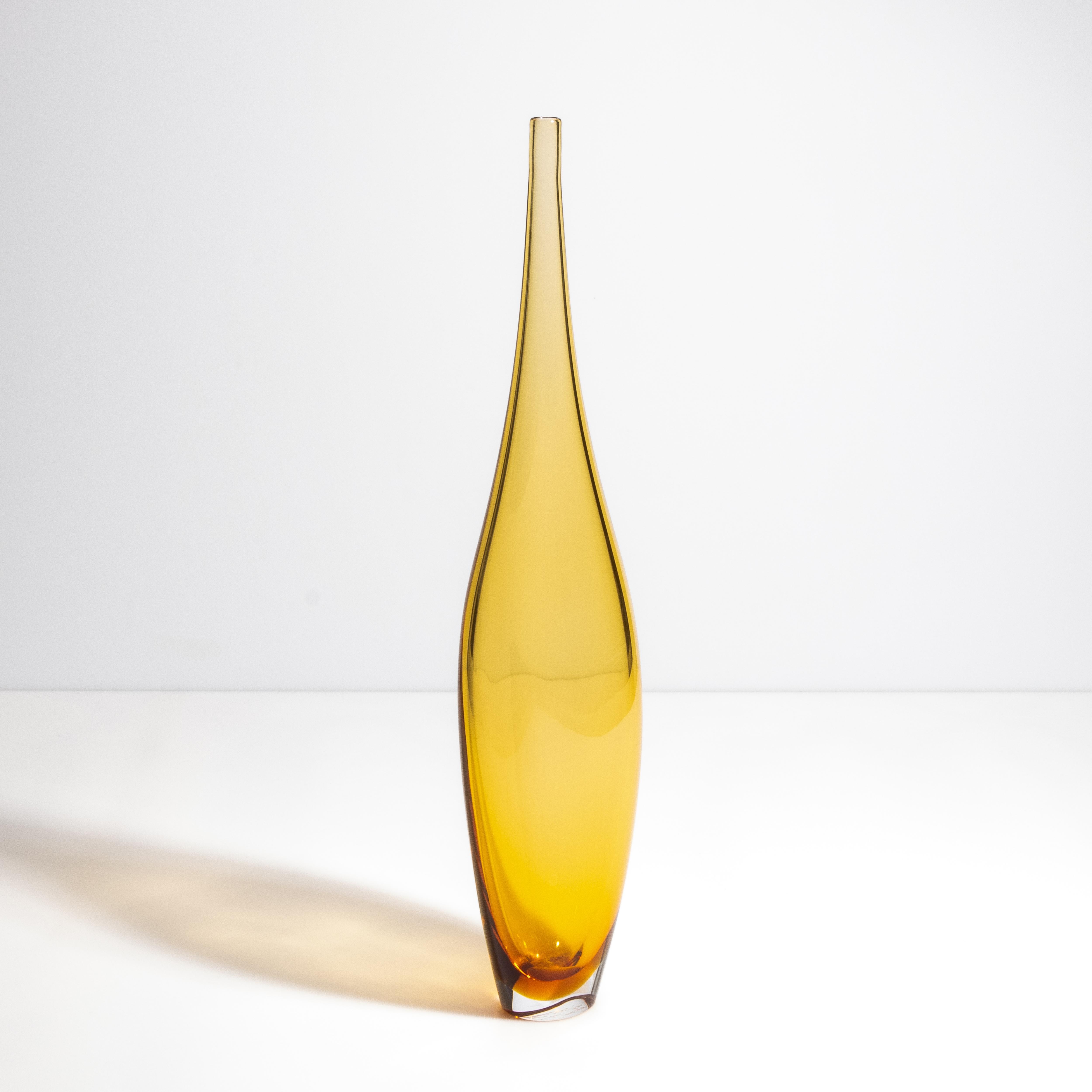 XXI secolo e contemporaneo Vaso alto di Murano soffiato a mano in ambra in vendita