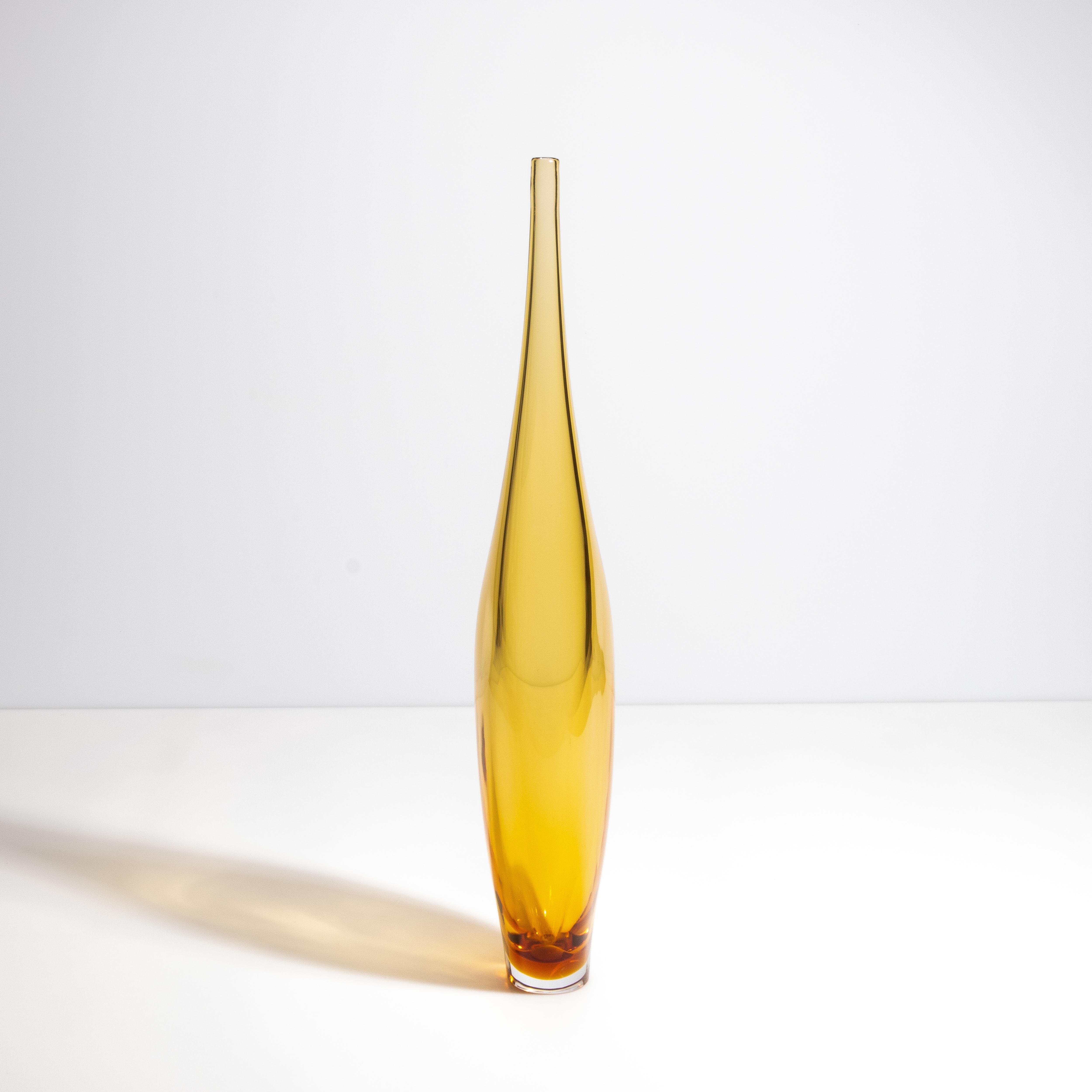 Vetro di Murano Vaso alto di Murano soffiato a mano in ambra in vendita