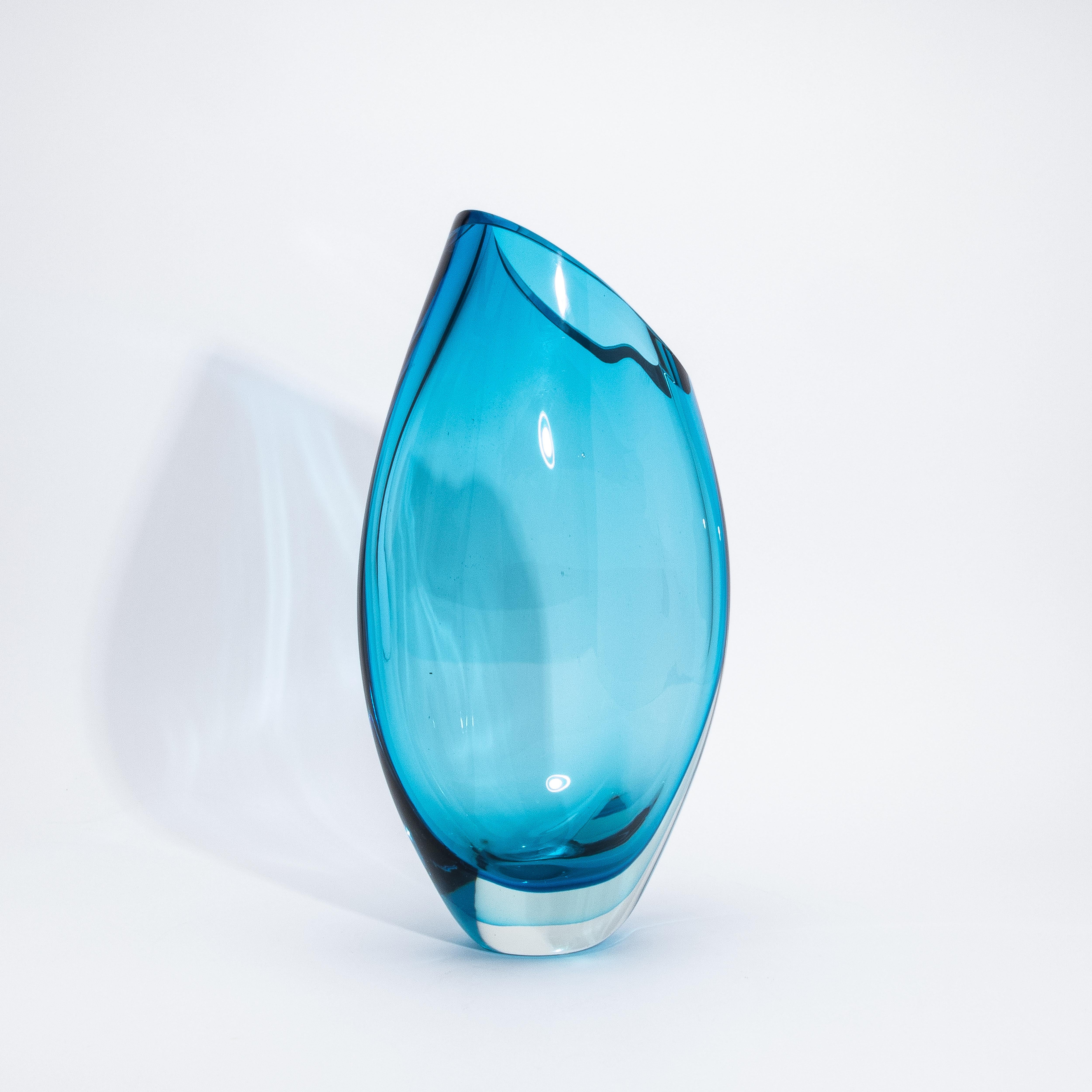 Moderno Vaso a goccia di Murano soffiato a mano in blu laguna grande in vendita