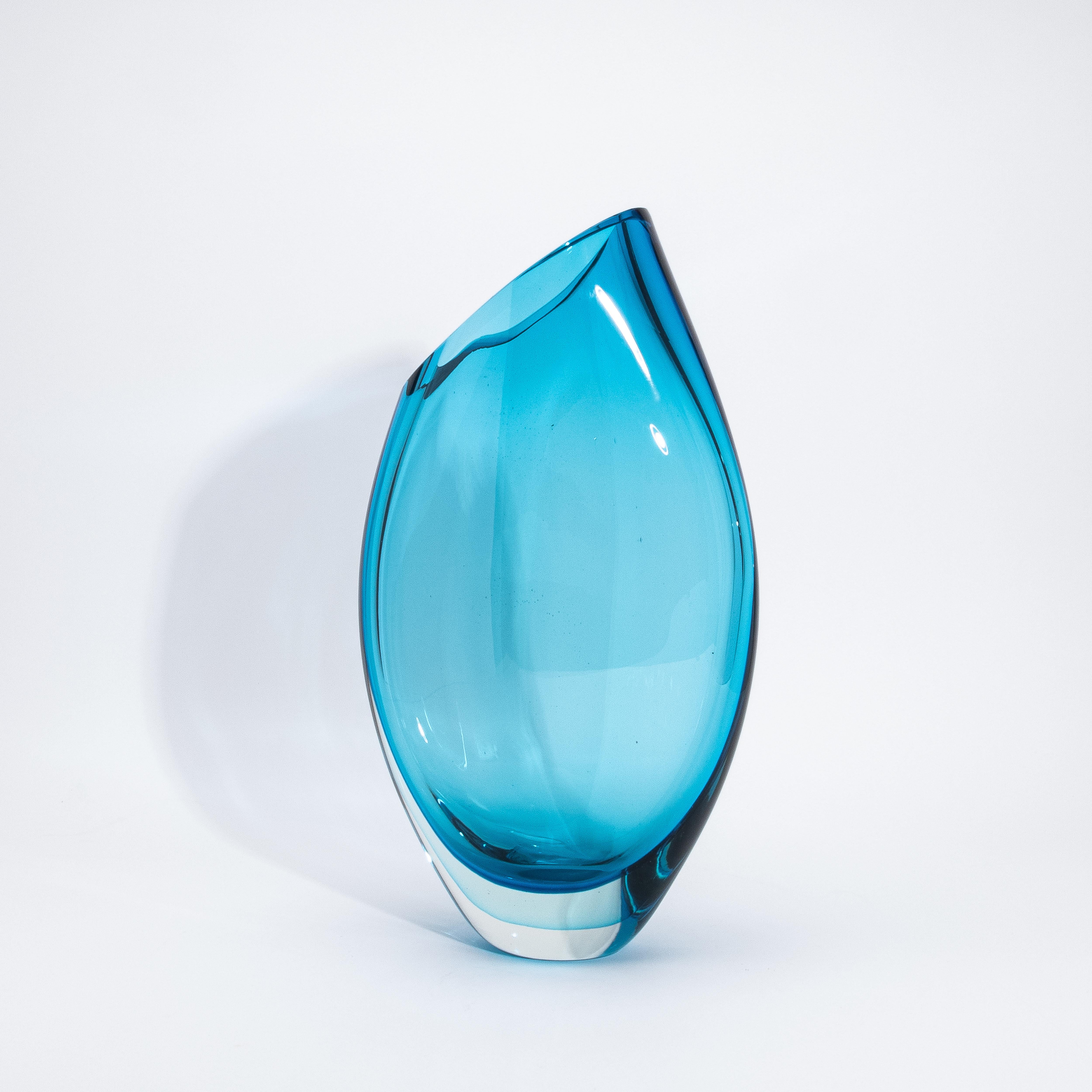 Fatto a mano Vaso a goccia di Murano soffiato a mano in blu laguna grande in vendita