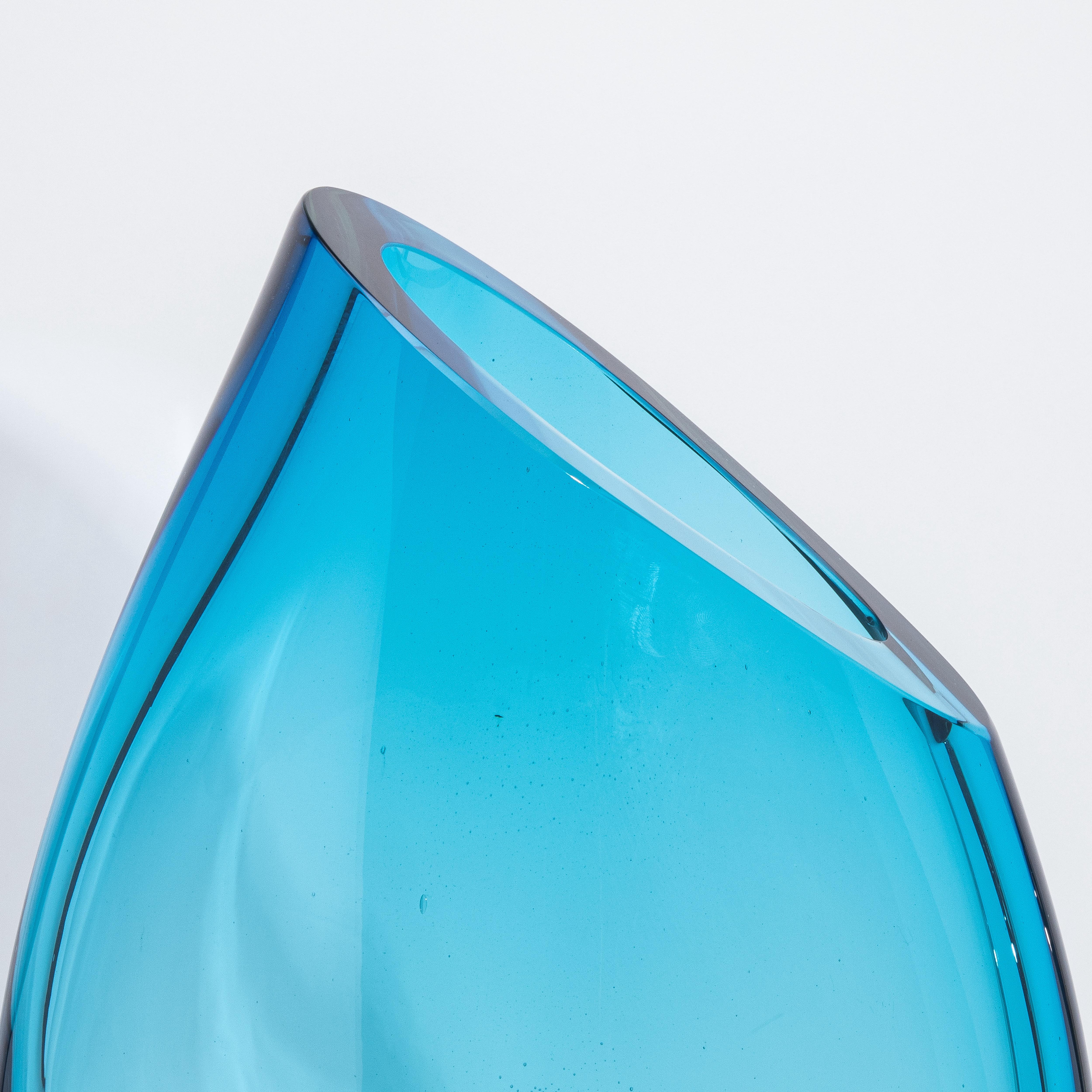 XXI secolo e contemporaneo Vaso a goccia di Murano soffiato a mano in blu laguna grande in vendita