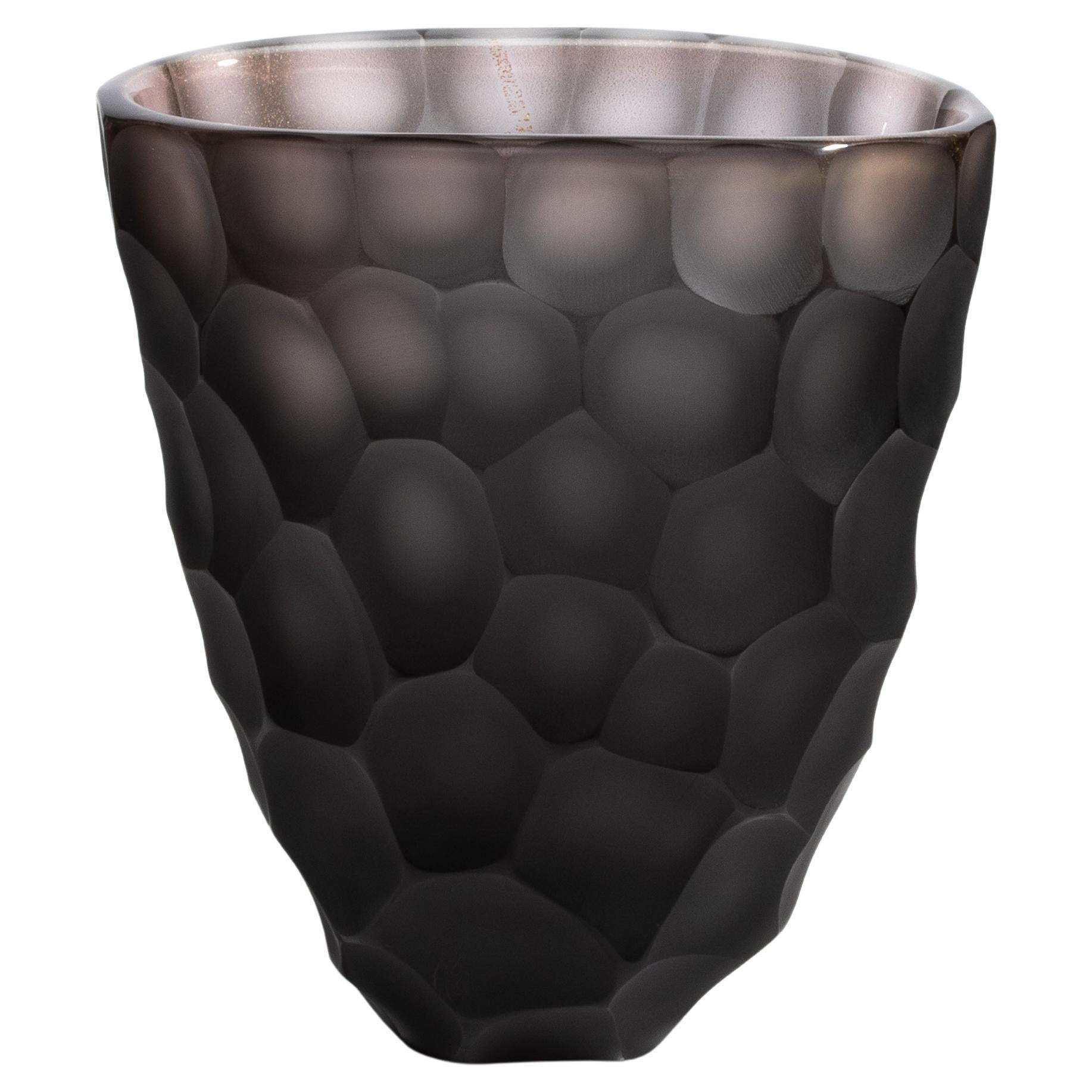 Questo vaso di Murano soffiato a mano è uno squisito esempio della tecnica Batutto, che mette in mostra l'eccezionale maestria dei vetrai veneziani. Il vaso presenta un'incredibile superficie strutturata che imita l'aspetto del metallo martellato,