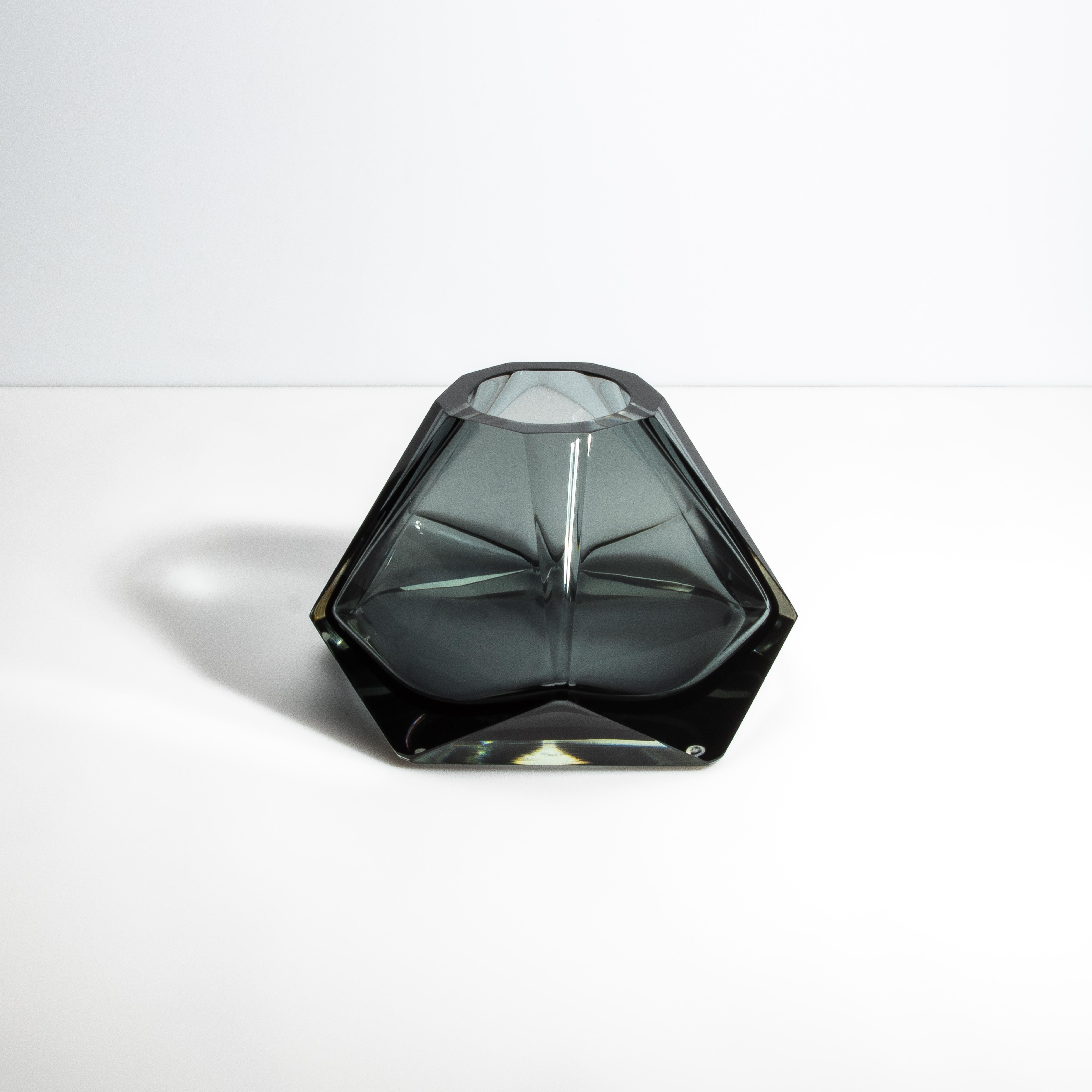 Questo vaso briolette è uno splendido esempio di arte vetraria contemporanea, che fonde perfettamente l'estetica moderna con un'eleganza senza tempo. Realizzato da abili artigiani, questo vaso presenta una forma geometrica unica che emana