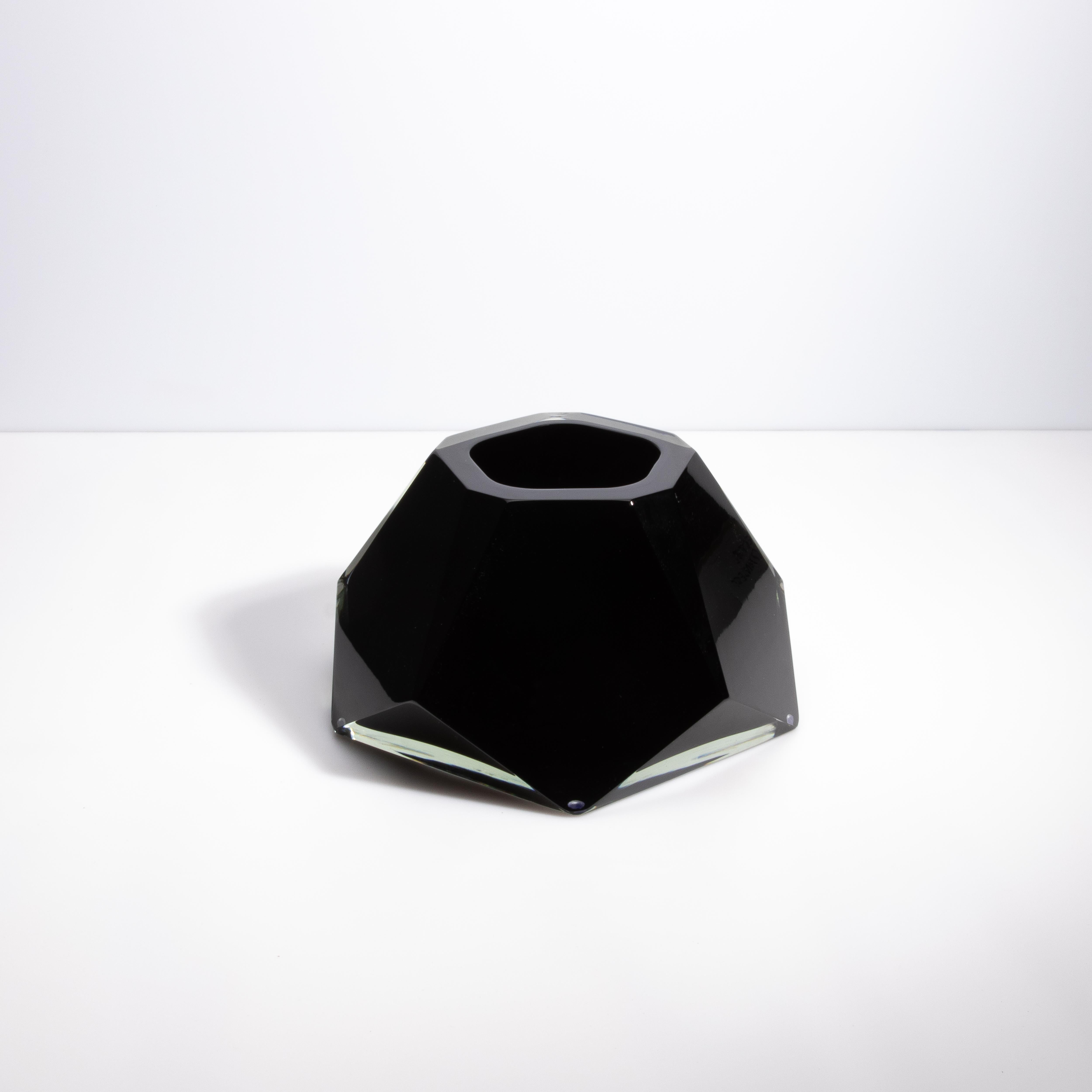 Ti presentiamo lo squisito Vaso Briolette di Murano soffiato a mano in Nero Onice, una vera e propria testimonianza dell'impareggiabile maestria dei vetrai veneziani. Questo vaso presenta un design briolette unico, caratterizzato da una forma