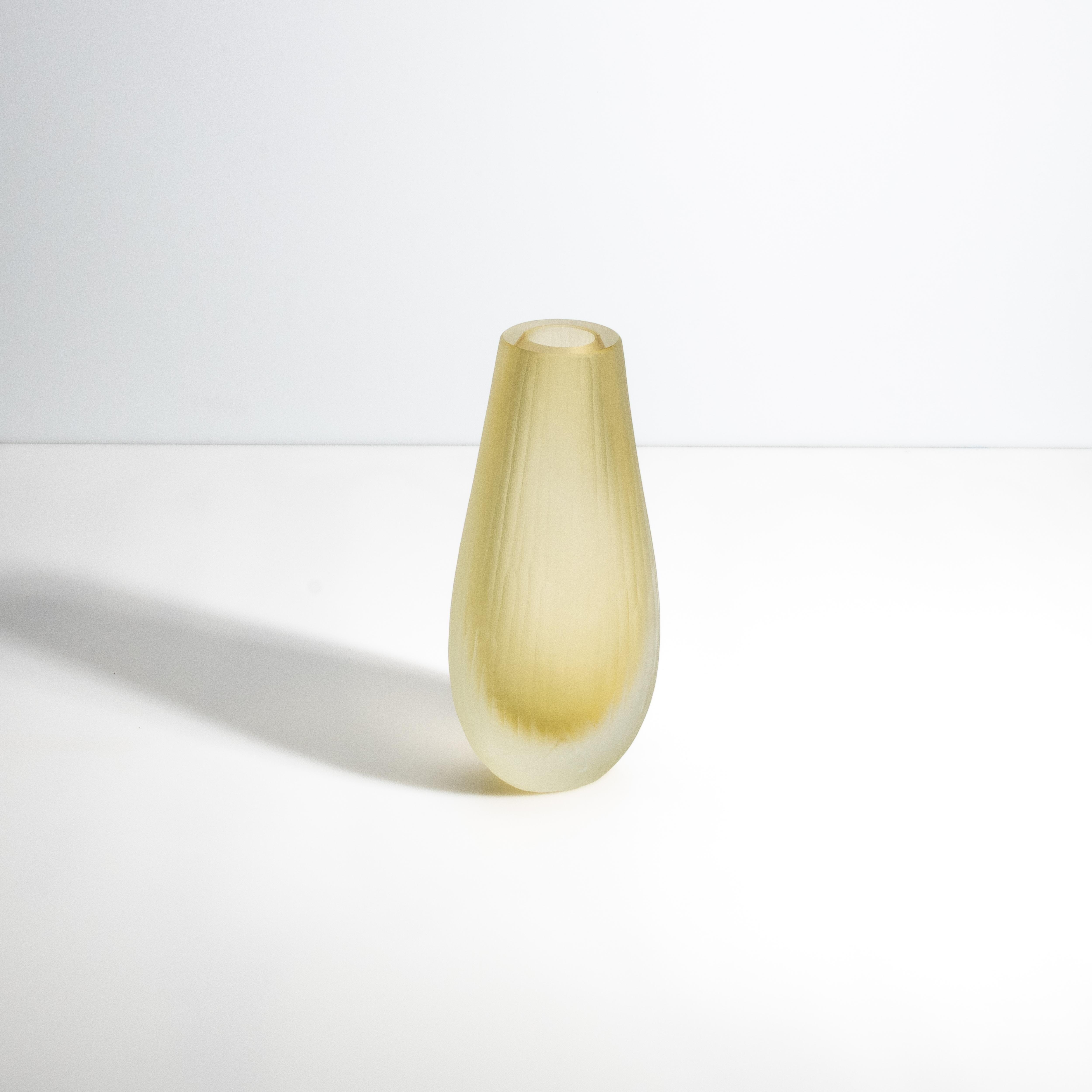 Ti presentiamo lo squisito vaso Canetto in tabacco. Un'eccellenza dell'artigianato di lusso progettato per i designer più esigenti. Questo squisito capolavoro in vetro di Murano cattura l'essenza dell'opulenza con la sua ricca finitura color