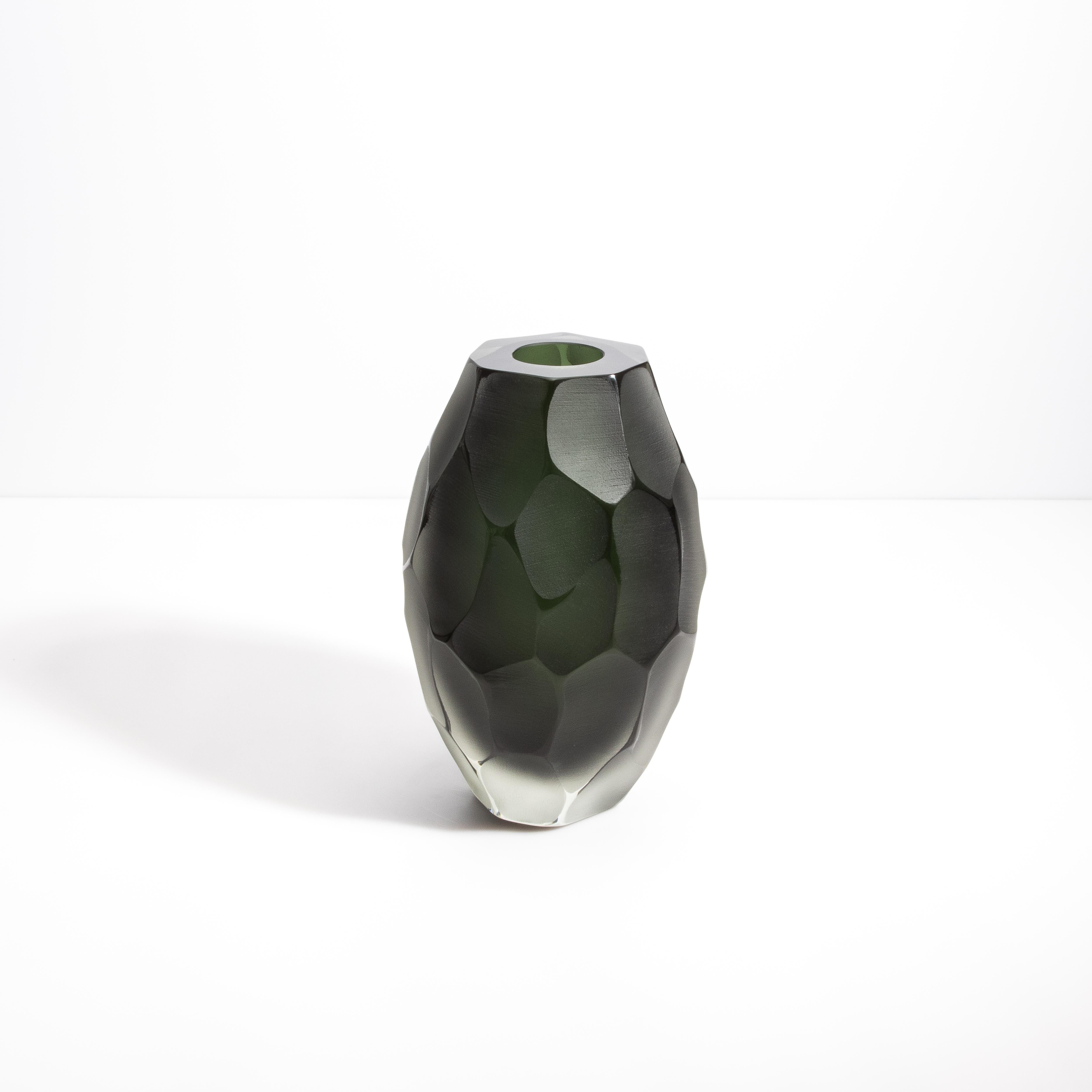 Questo vaso è uno squisito esempio dell'arte del vetro di Murano, che fonde finiture opache e lucide per creare un contrasto visivo sorprendente. Questo vaso presenta un esterno scuro e opaco che passa dolcemente a un interno lucido e smeraldino,