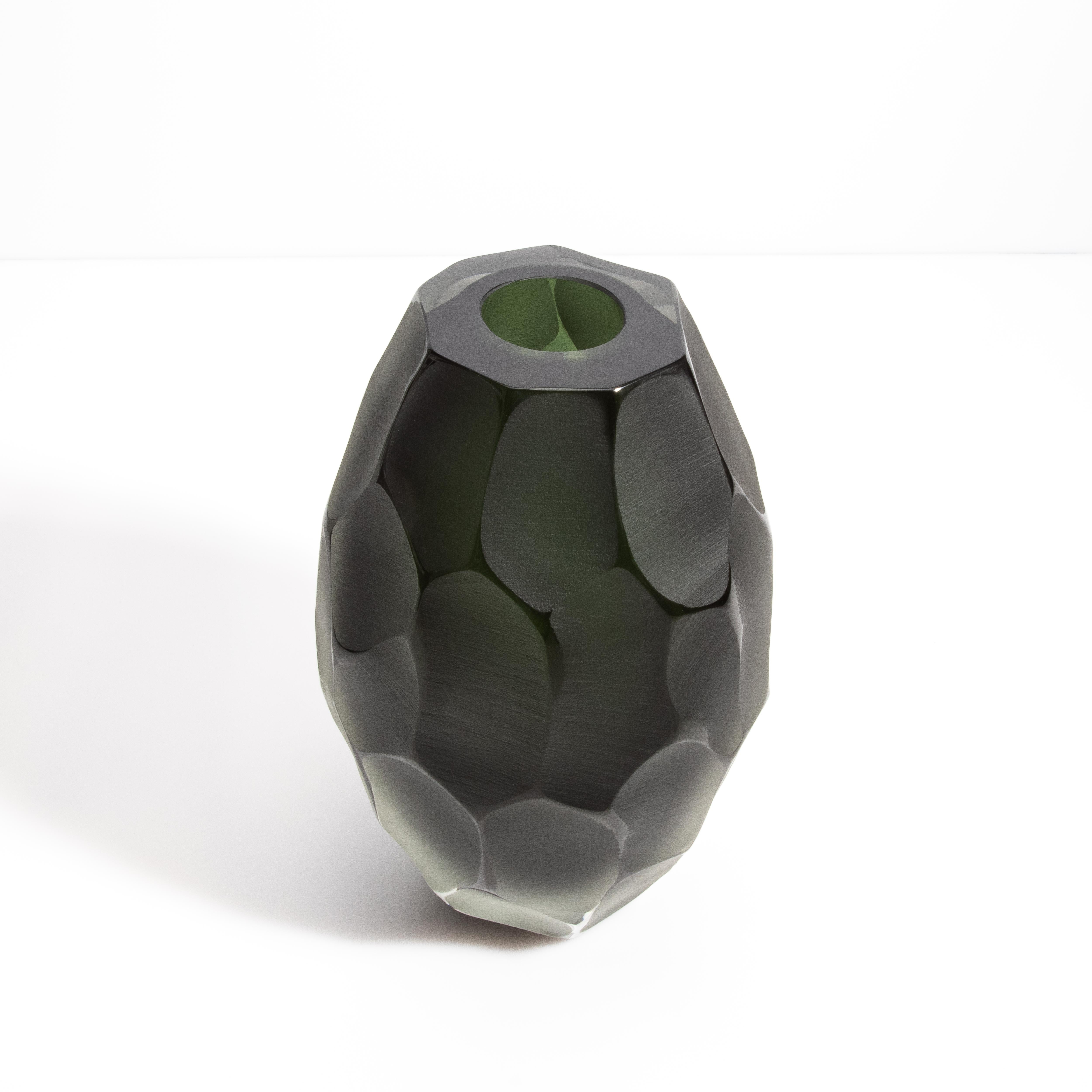 Moderno Vaso Battuto di Murano soffiato a mano, di colore nero e verde intenso, medio in vendita